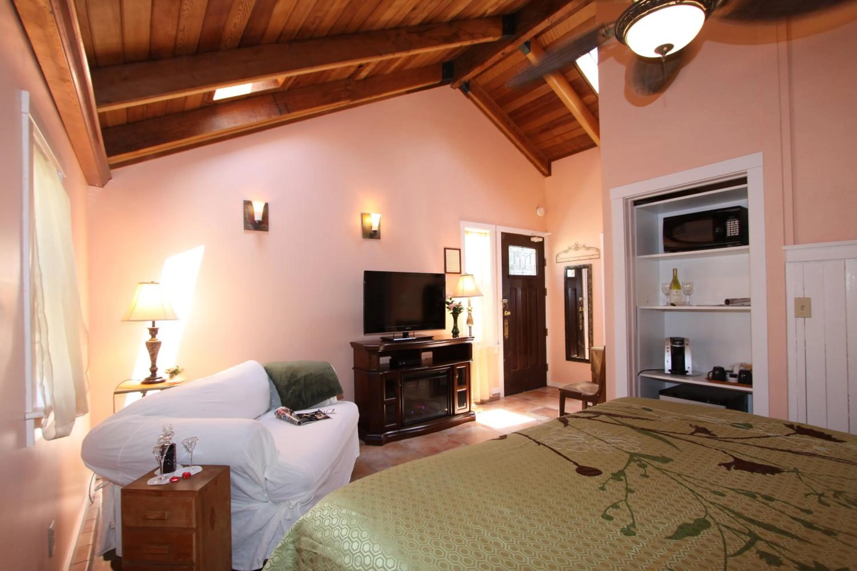 Living room, Bed in Elk Cove Inn & Spa