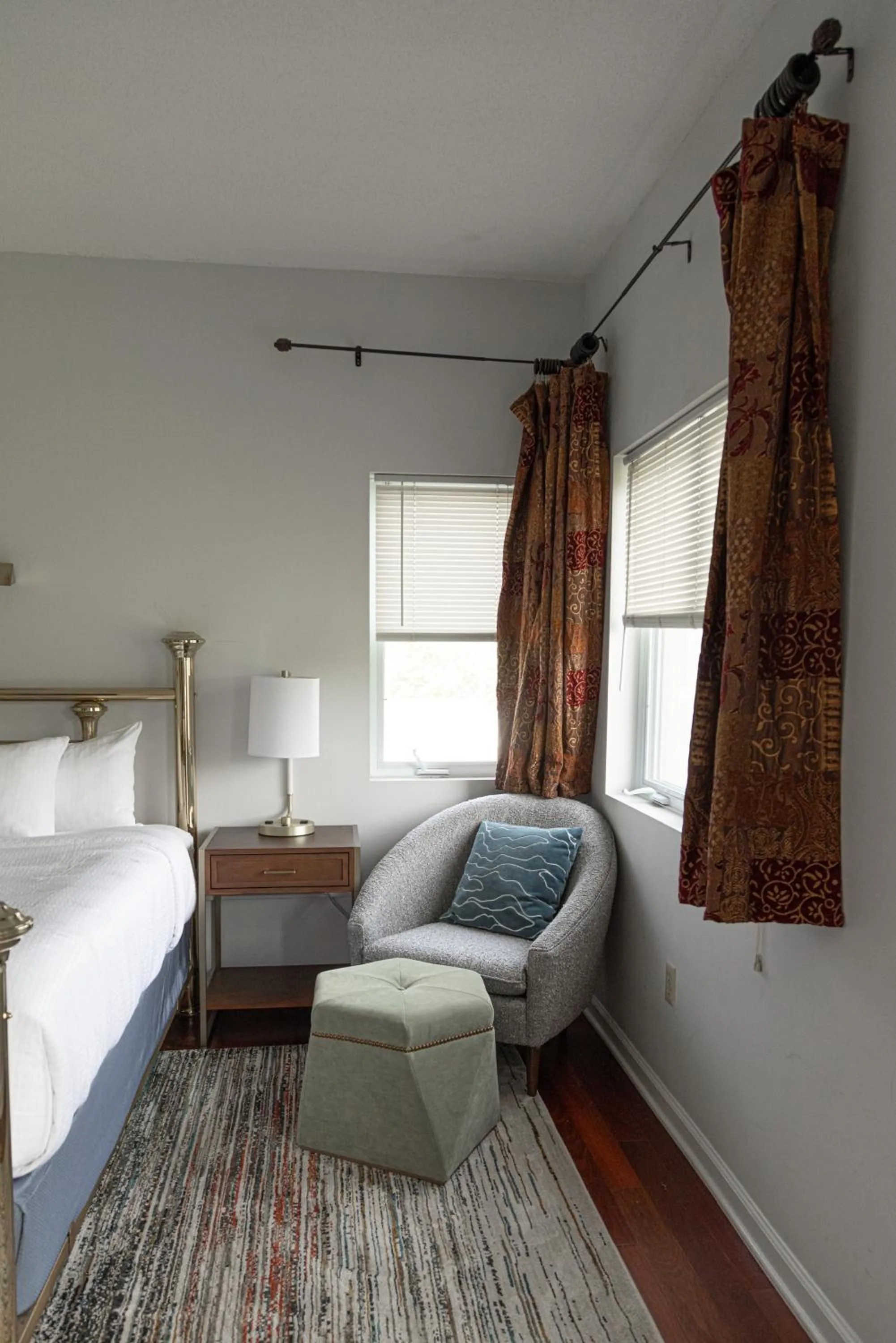 Seating area, Bed in La Tourelle Inn & Spa