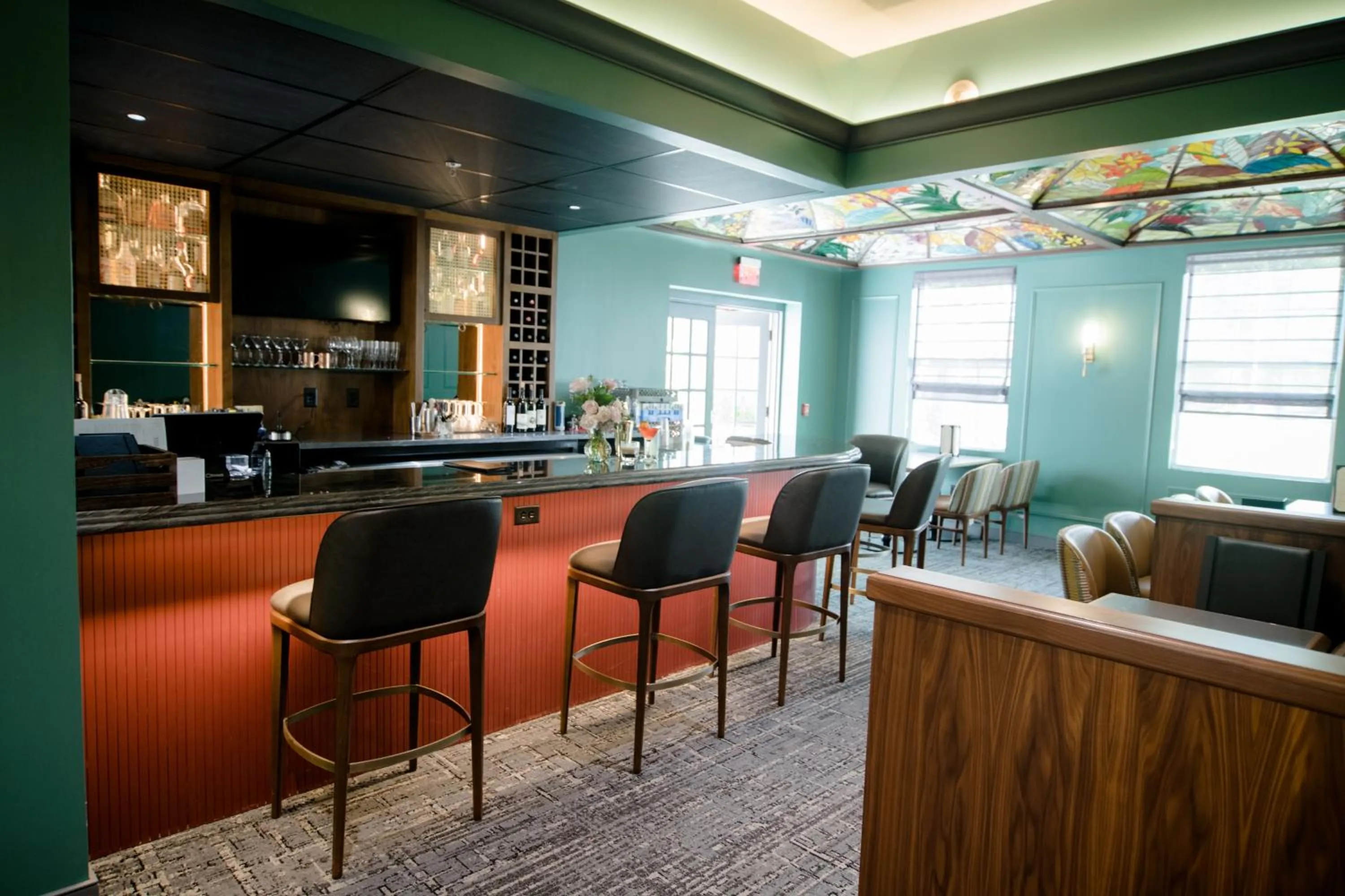 Lounge or bar in La Tourelle Inn & Spa