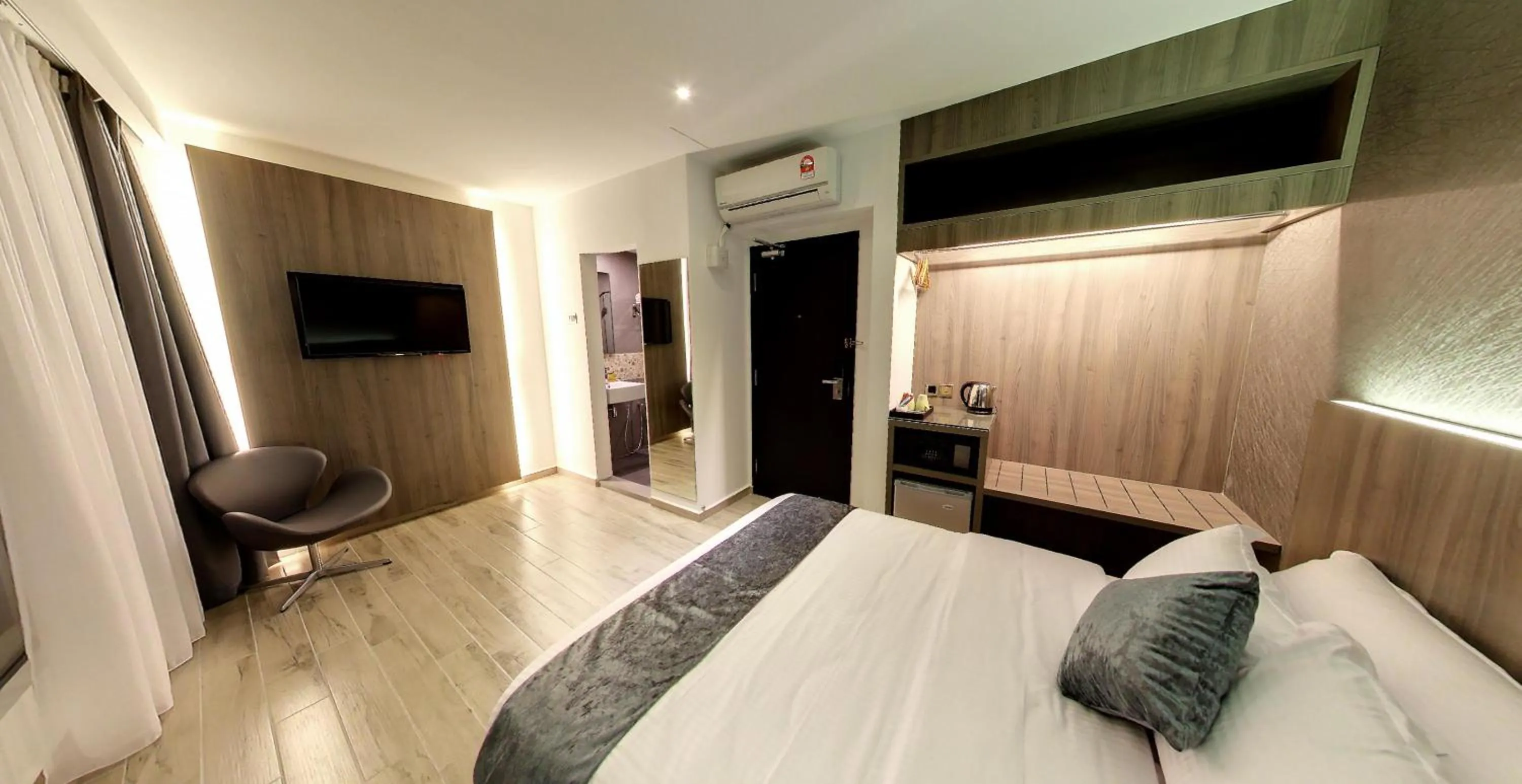 Bedroom, Bed in Flora by Crossroads Hotel