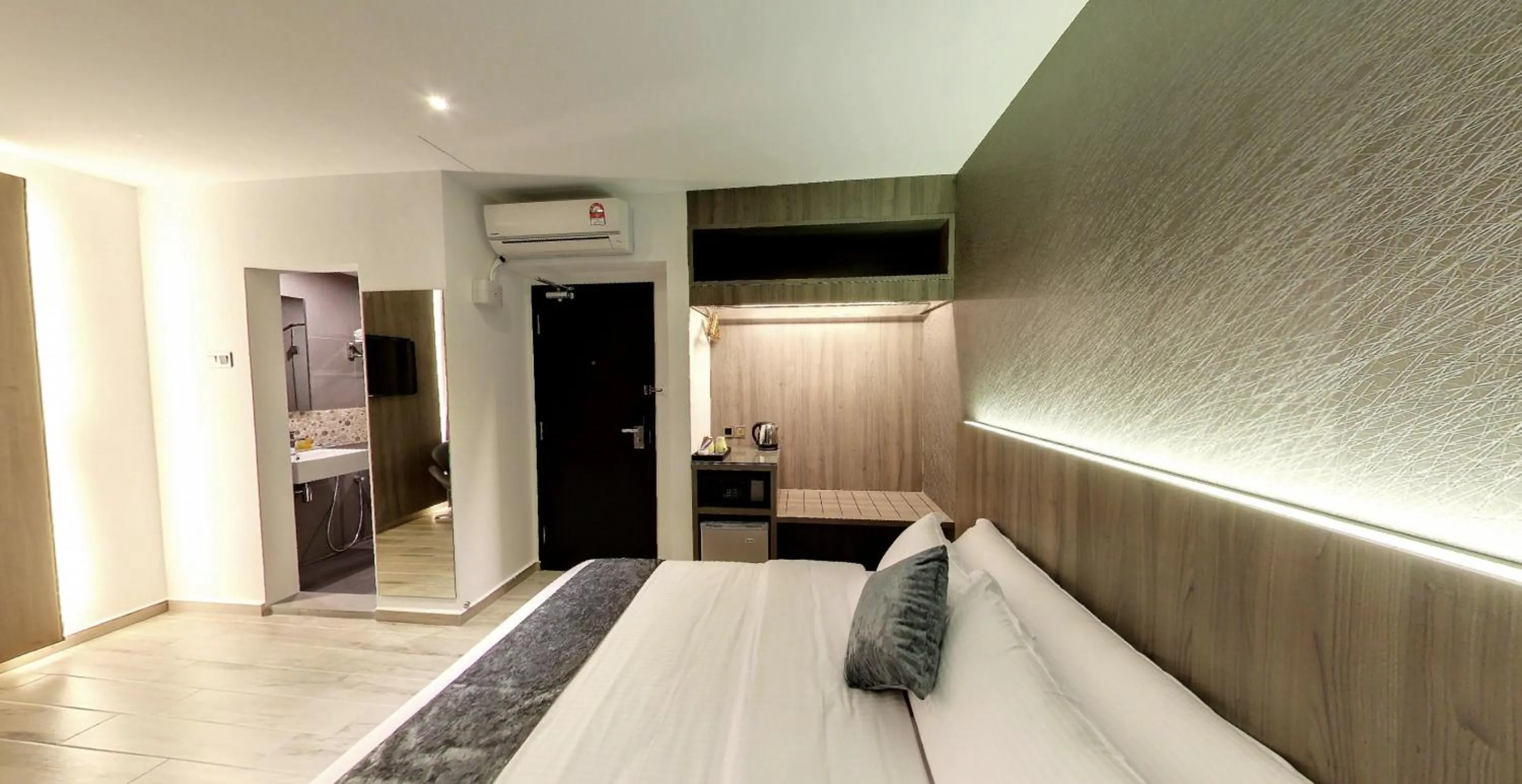 Coffee/tea facilities, Bed in Flora by Crossroads Hotel