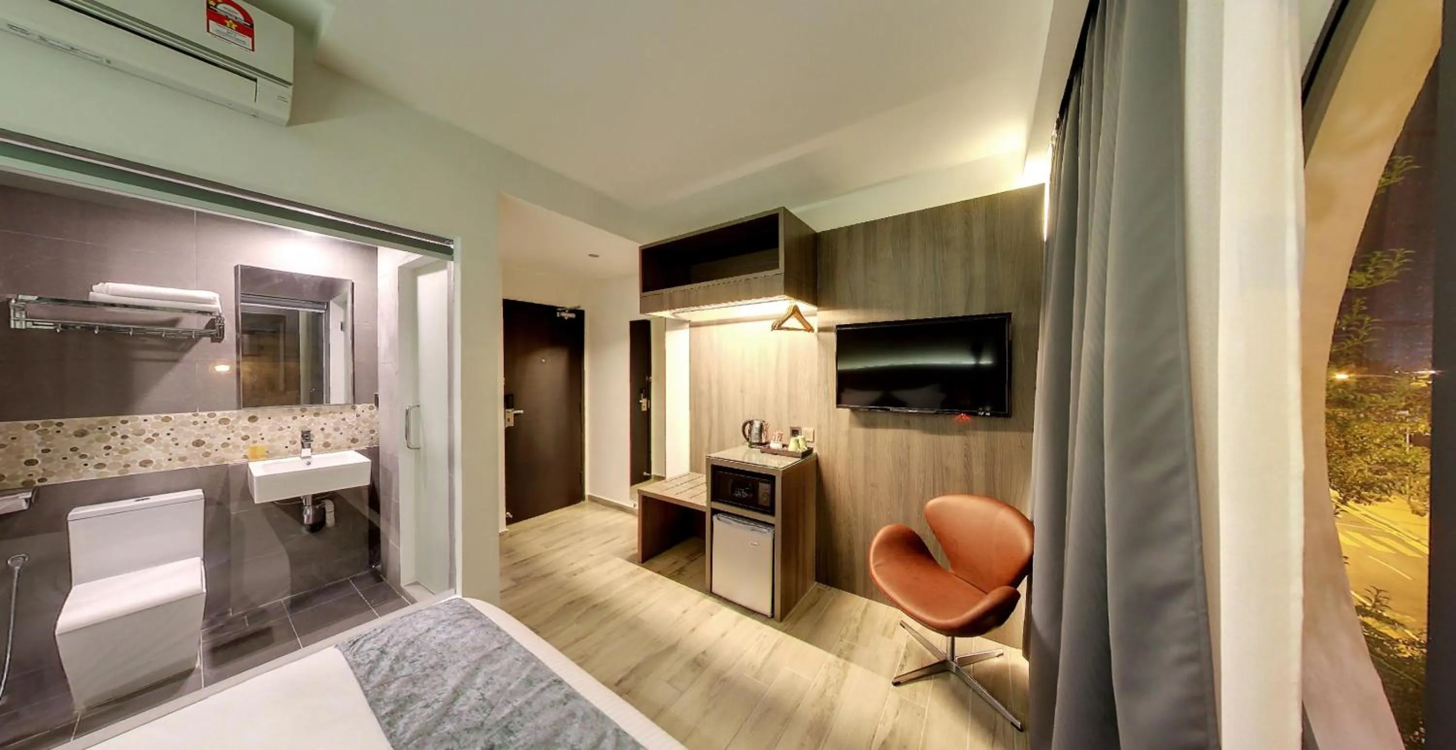 Coffee/tea facilities in Flora by Crossroads Hotel