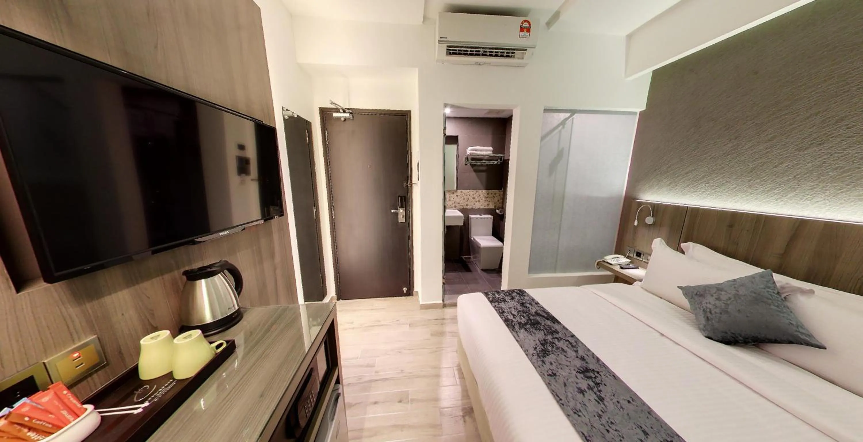 Coffee/tea facilities, Bed in Flora by Crossroads Hotel