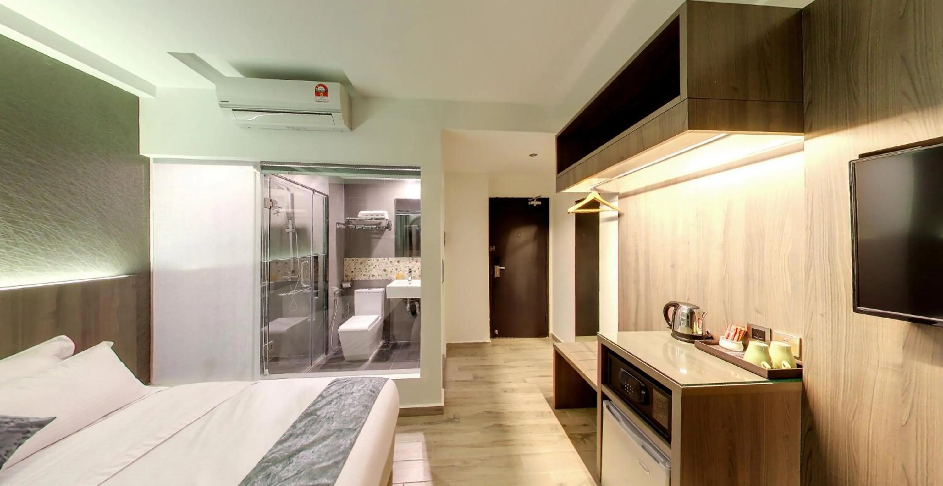 Coffee/tea facilities, Bed in Flora by Crossroads Hotel