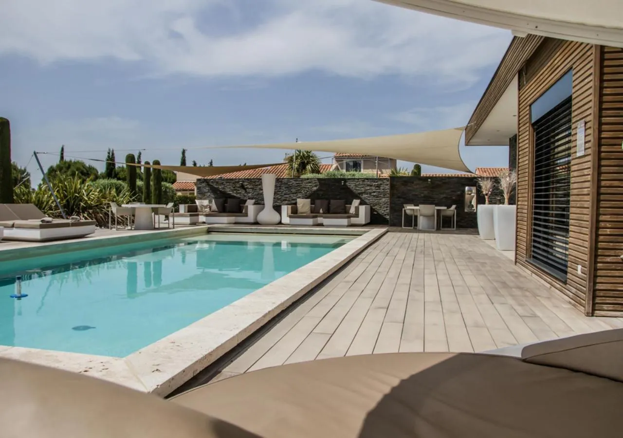 Swimming pool in Mas des Cigales