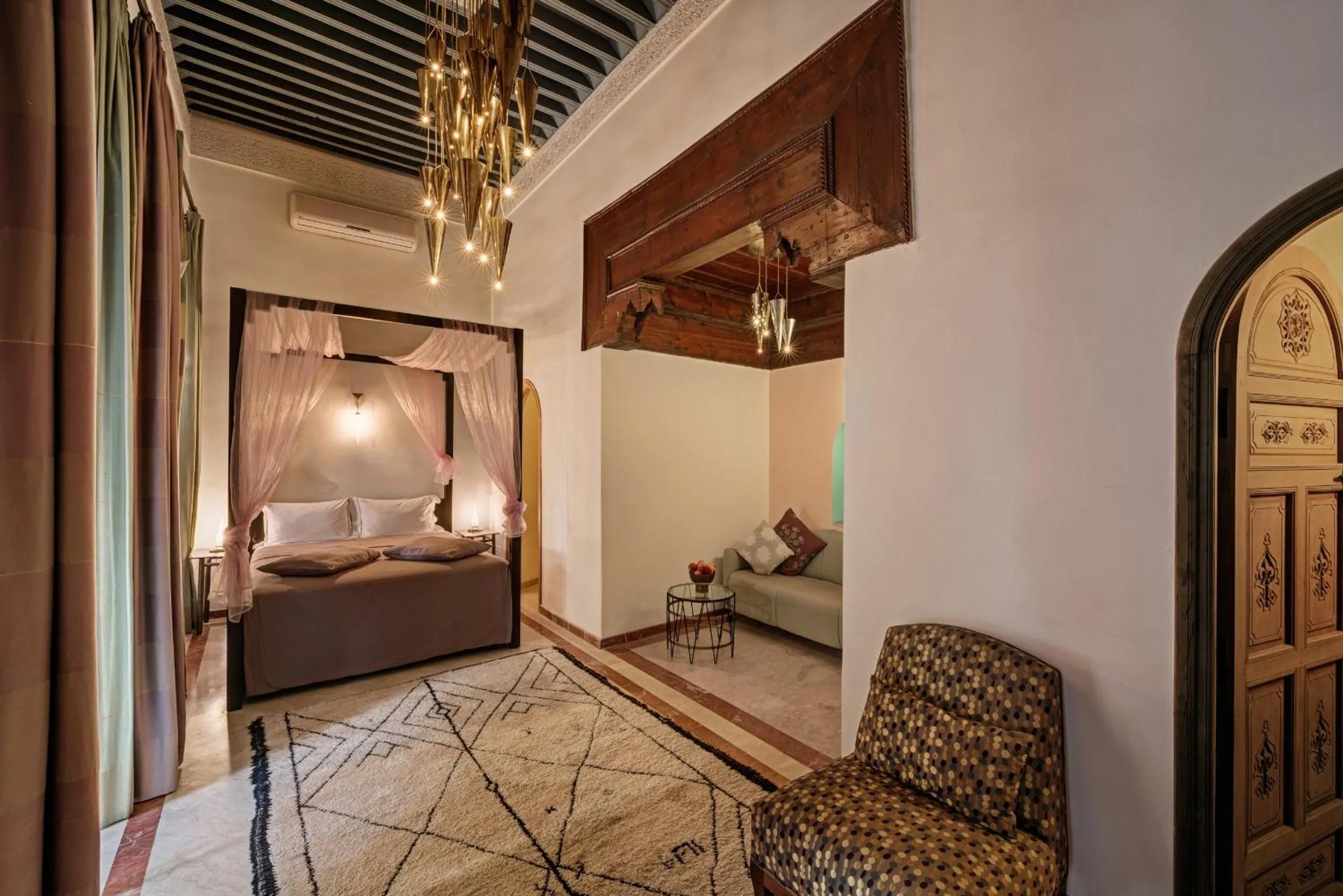 Seating area, Bed in Riad Siwan