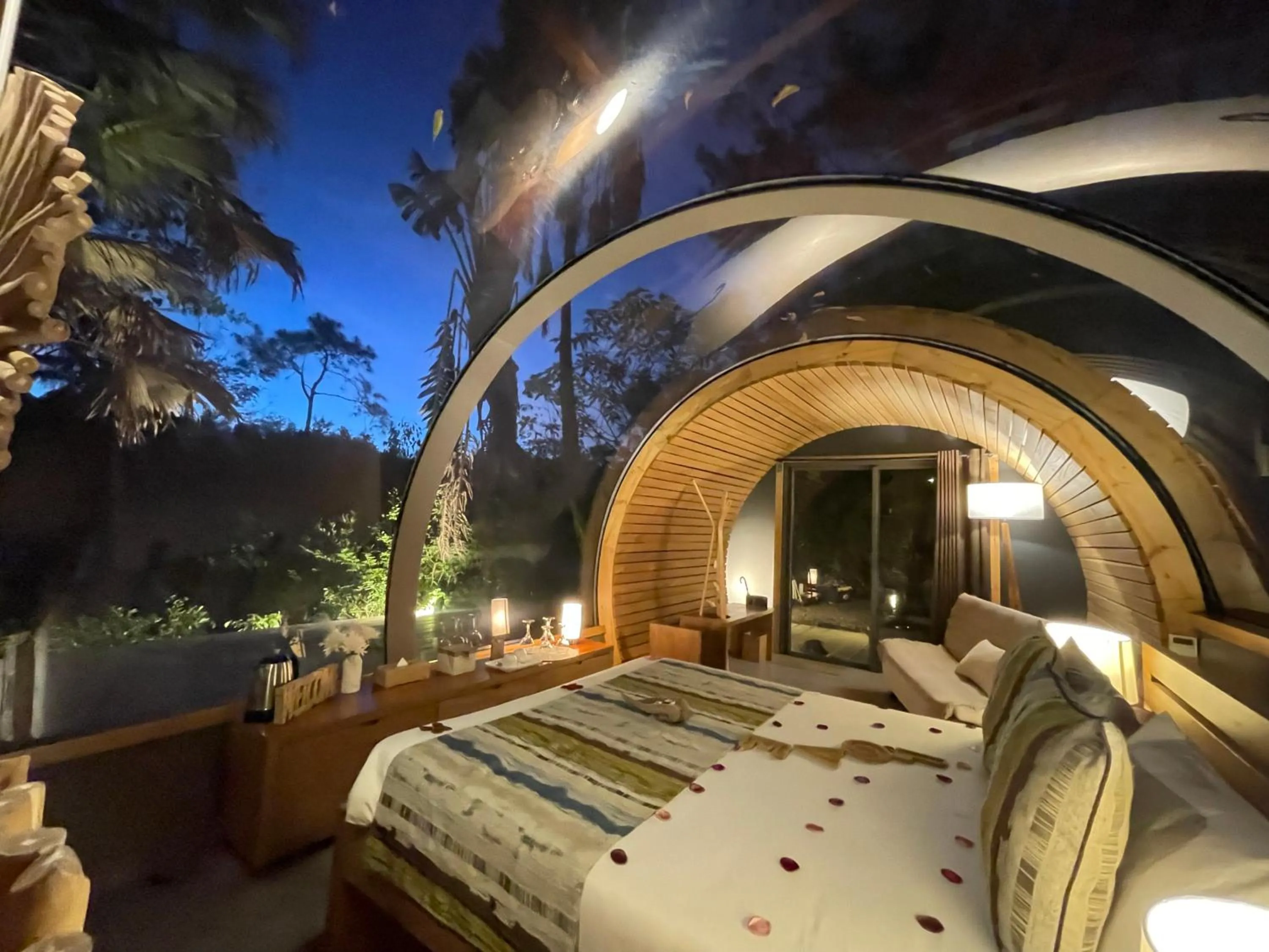 Photo of the whole room, Bed in Bubble Lodge Bois Chéri Plantation