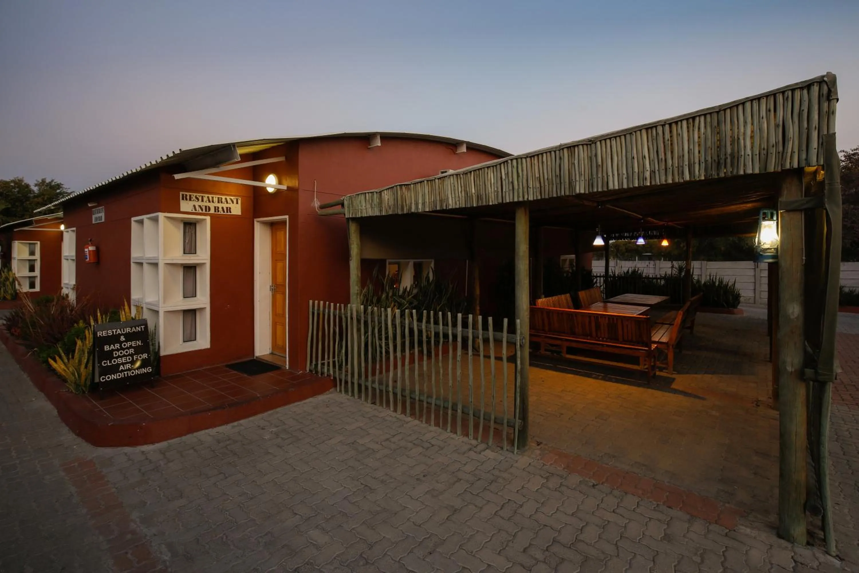 Restaurant/places to eat in Mokoro Lodge