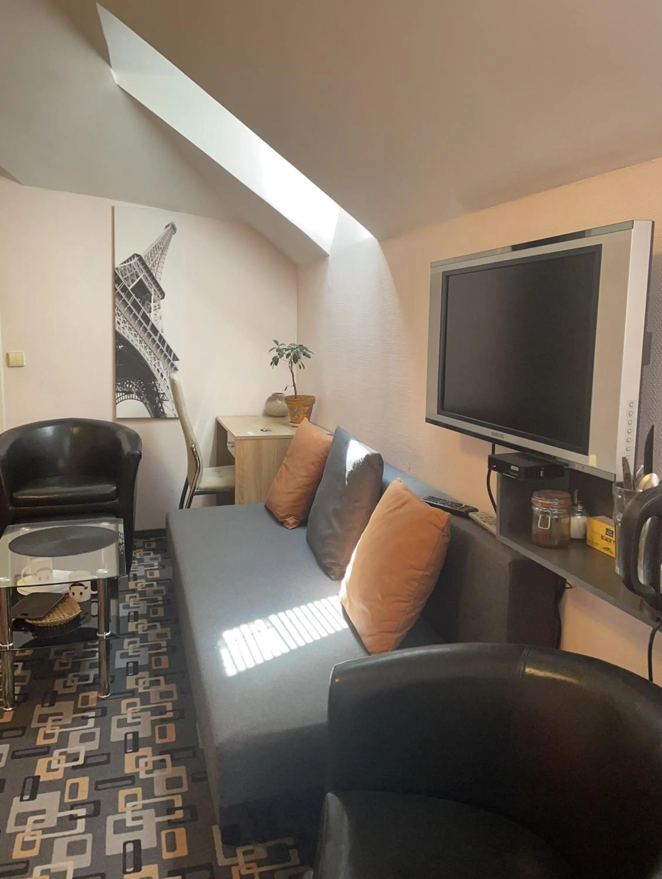 Seating area in Valentina's Rooms