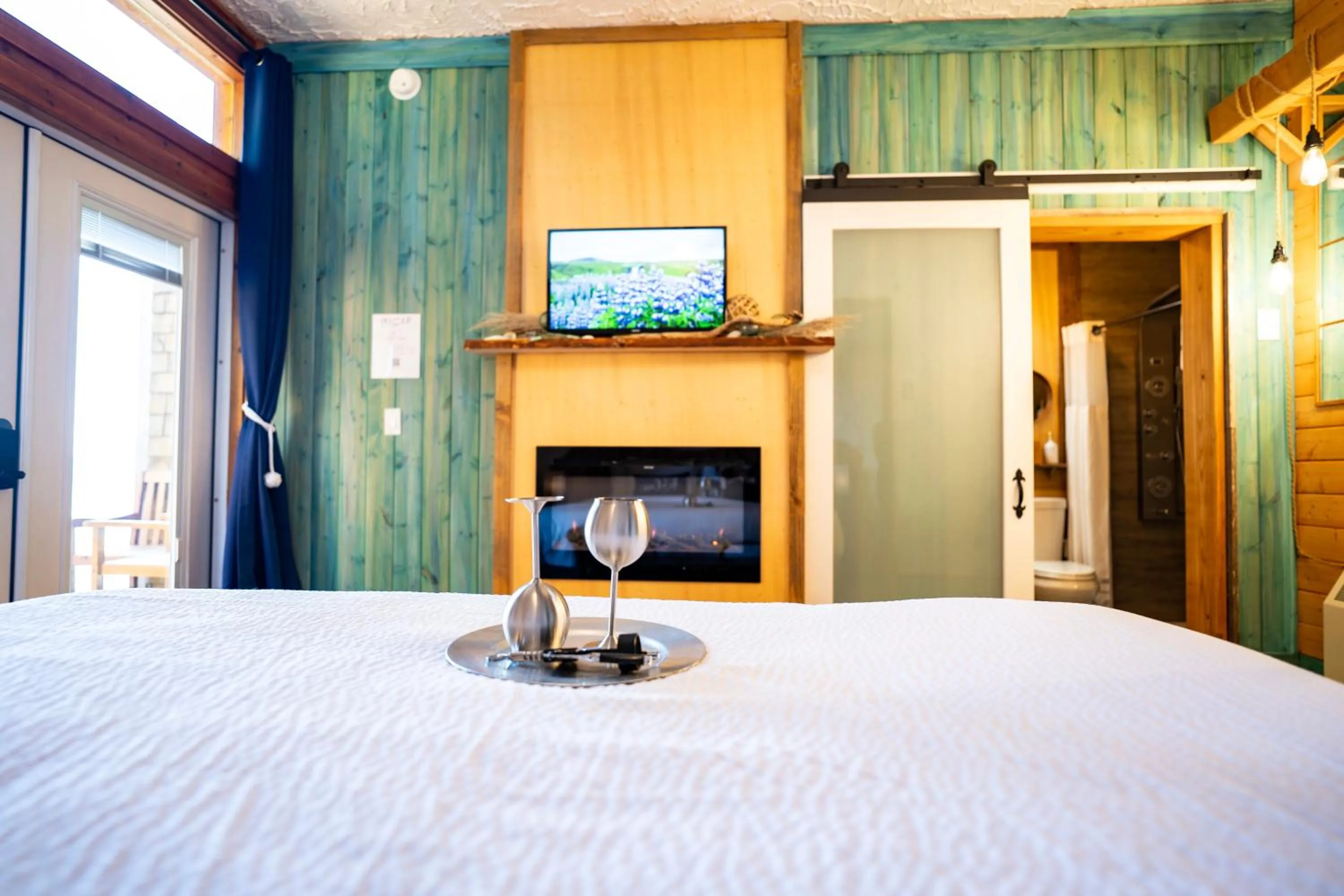 Bed in Homer Inn & Spa