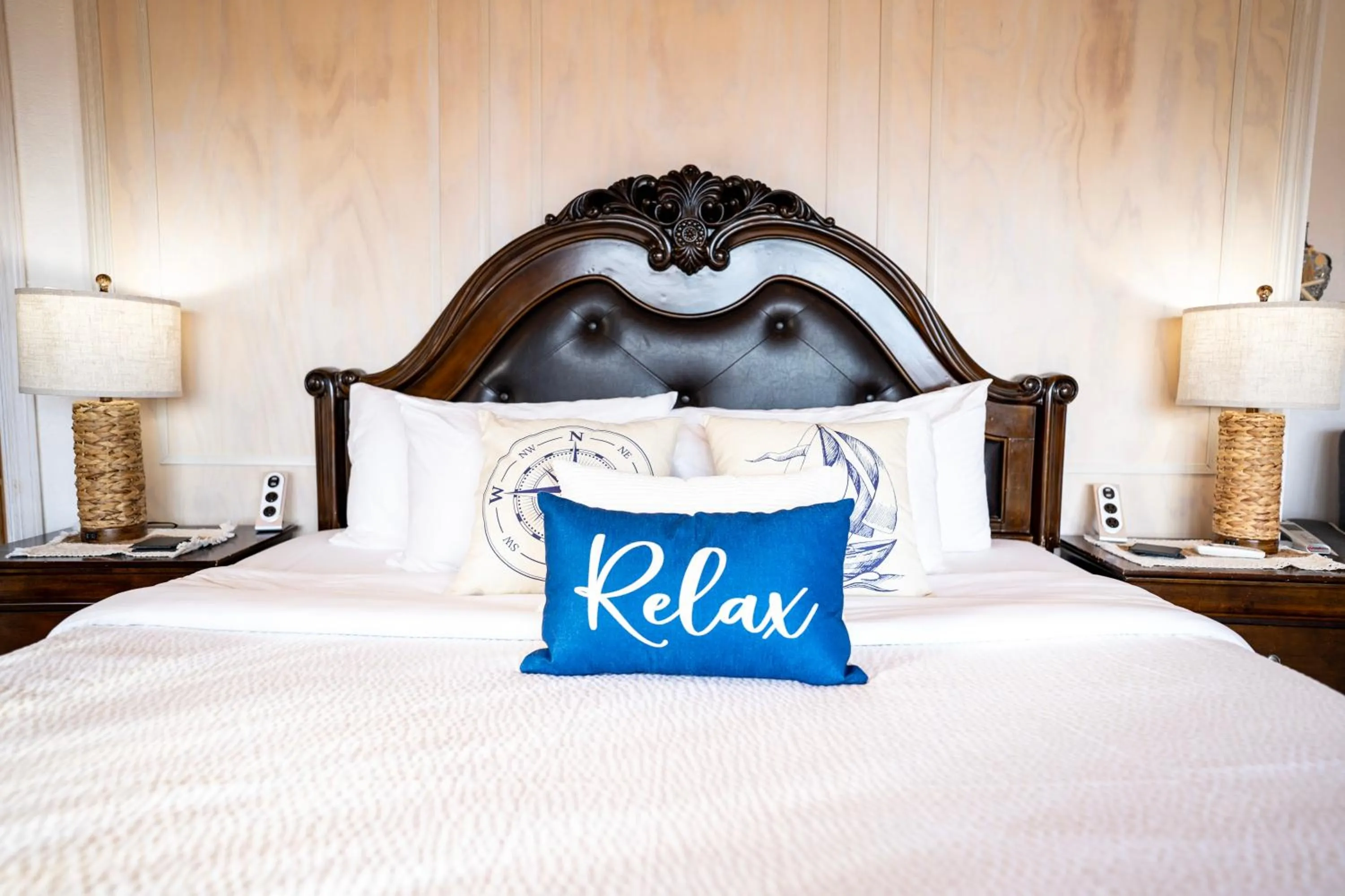 Bed in Homer Inn & Spa