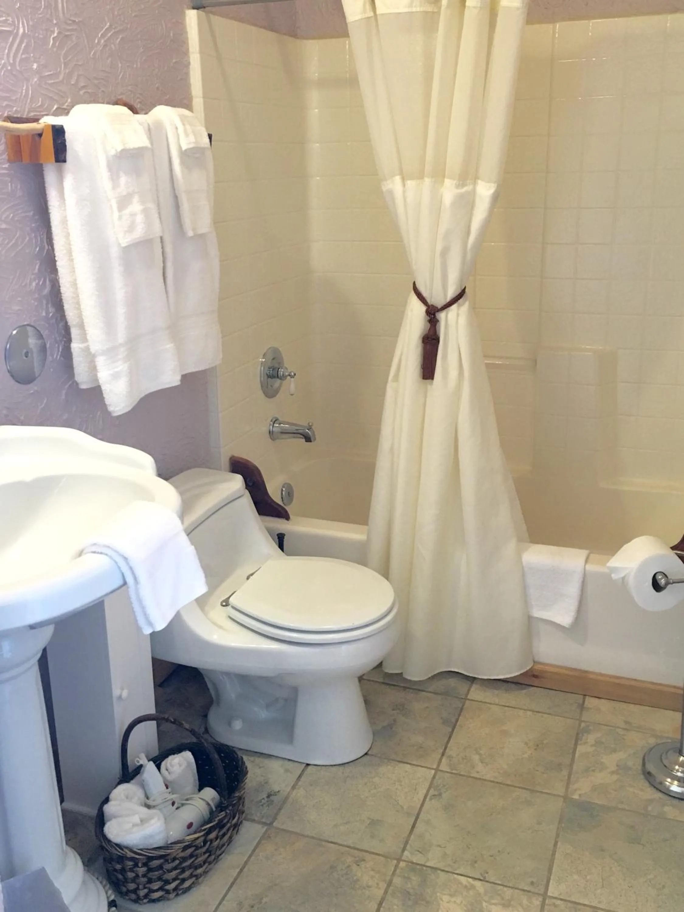 Bathroom in Homer Inn & Spa