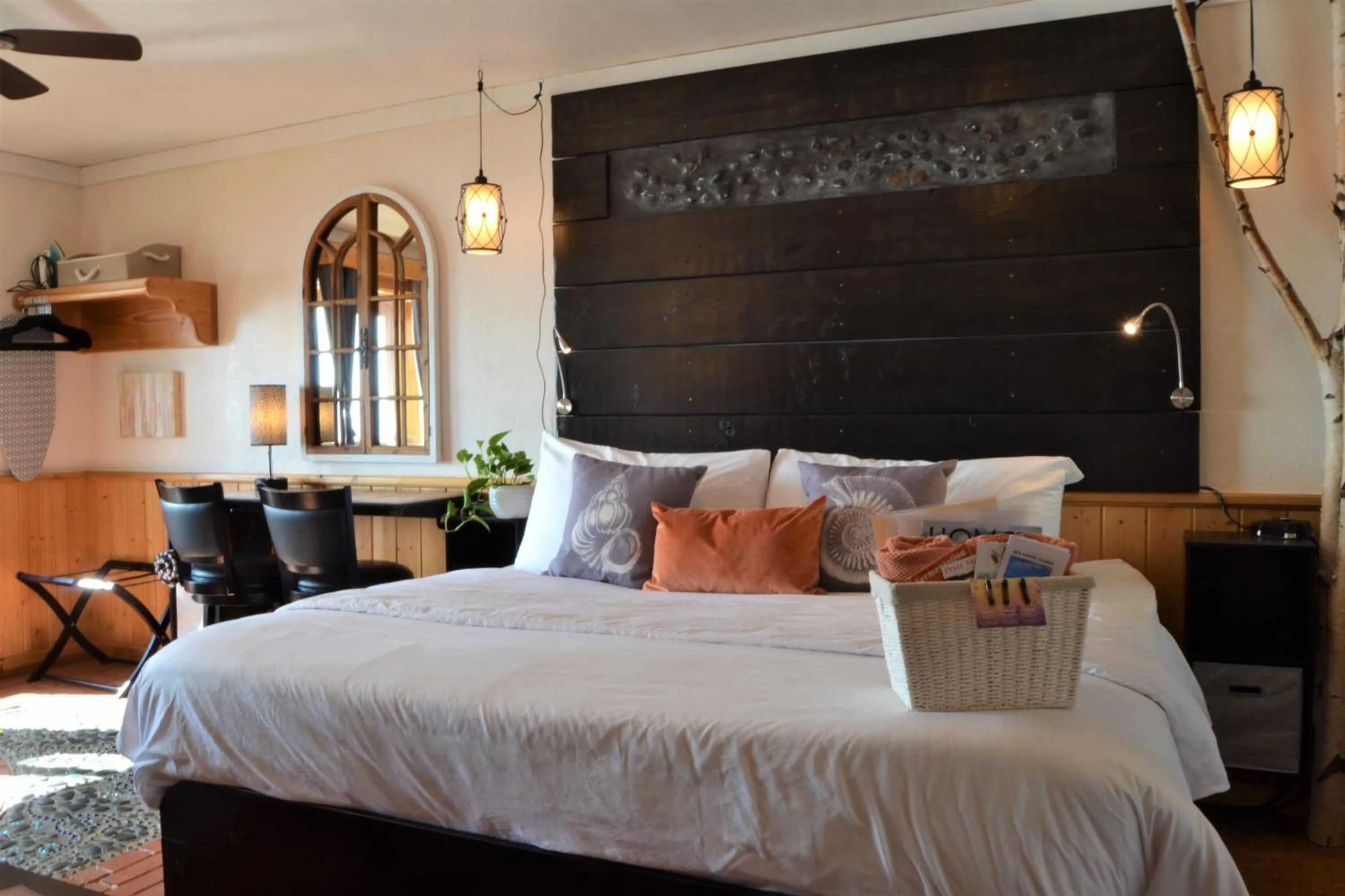 Photo of the whole room, Bed in Homer Inn & Spa