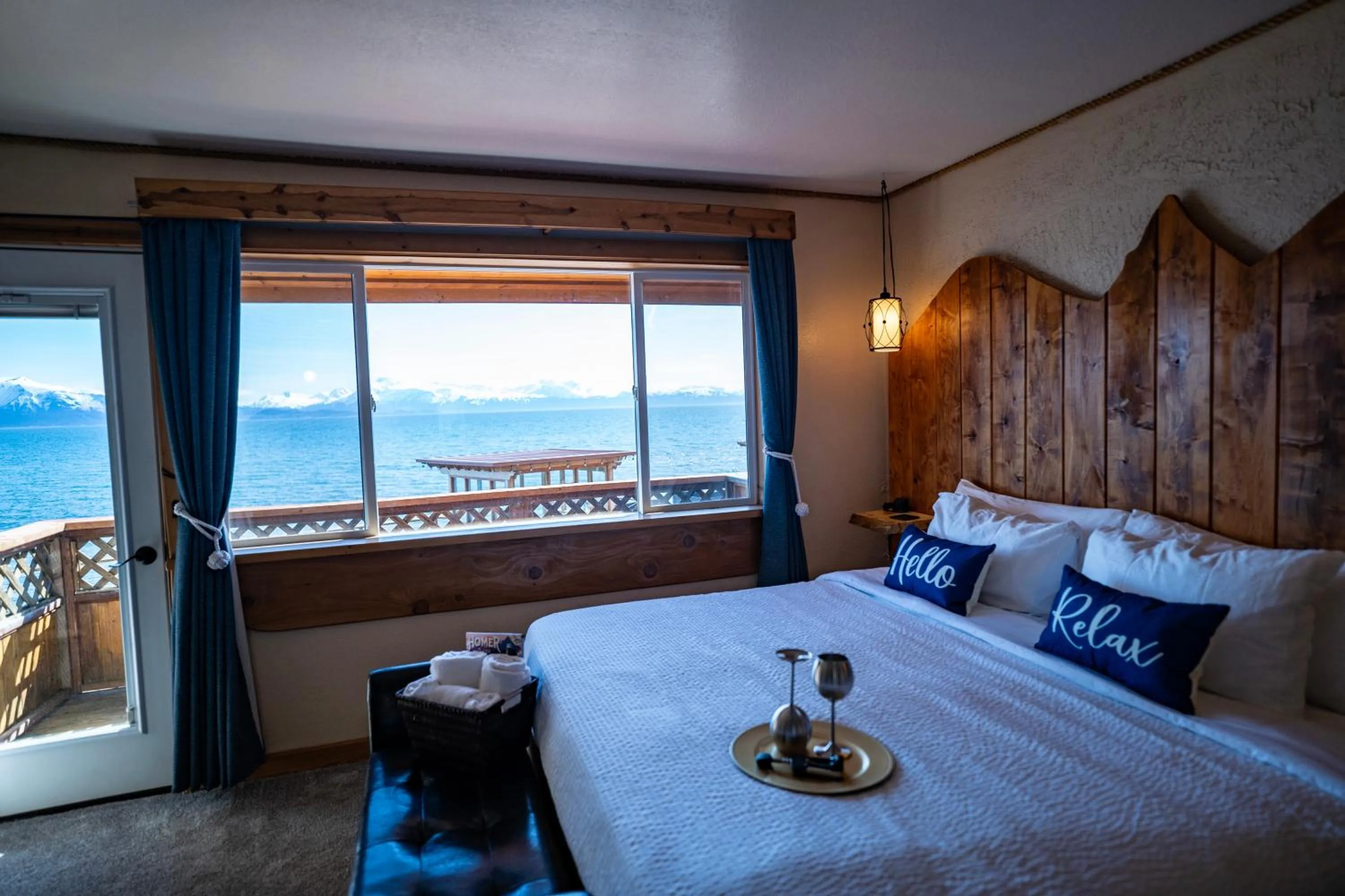 Bed in Homer Inn & Spa