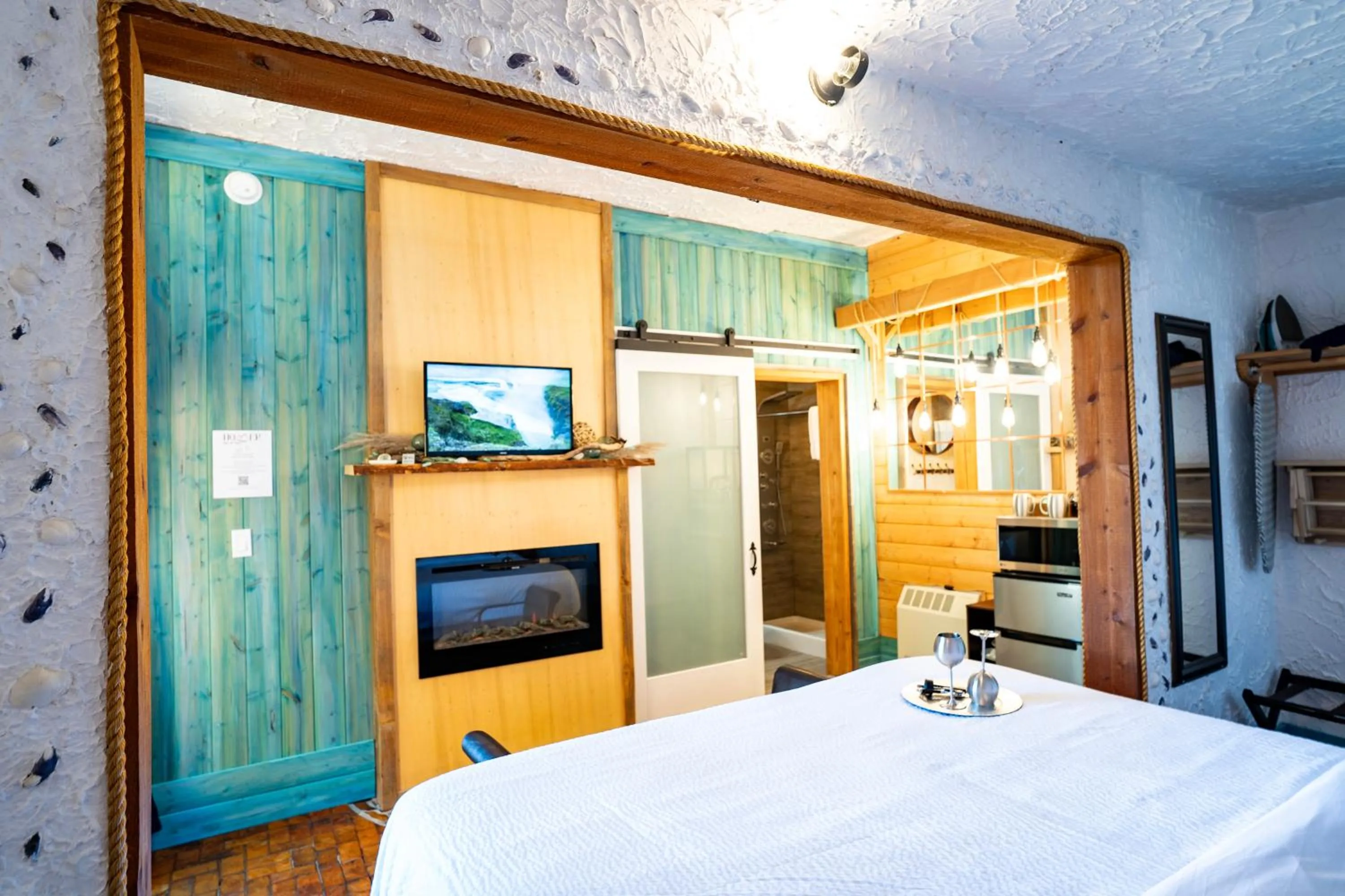 Bed in Homer Inn & Spa