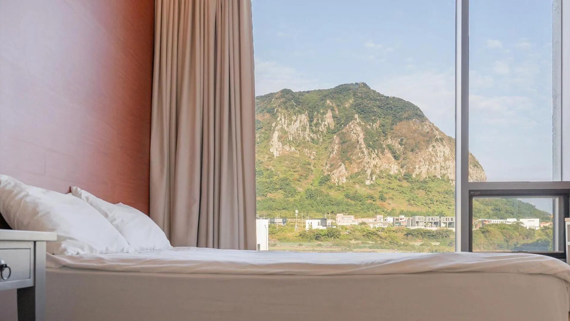 Mountain view, Bed in Lucid M