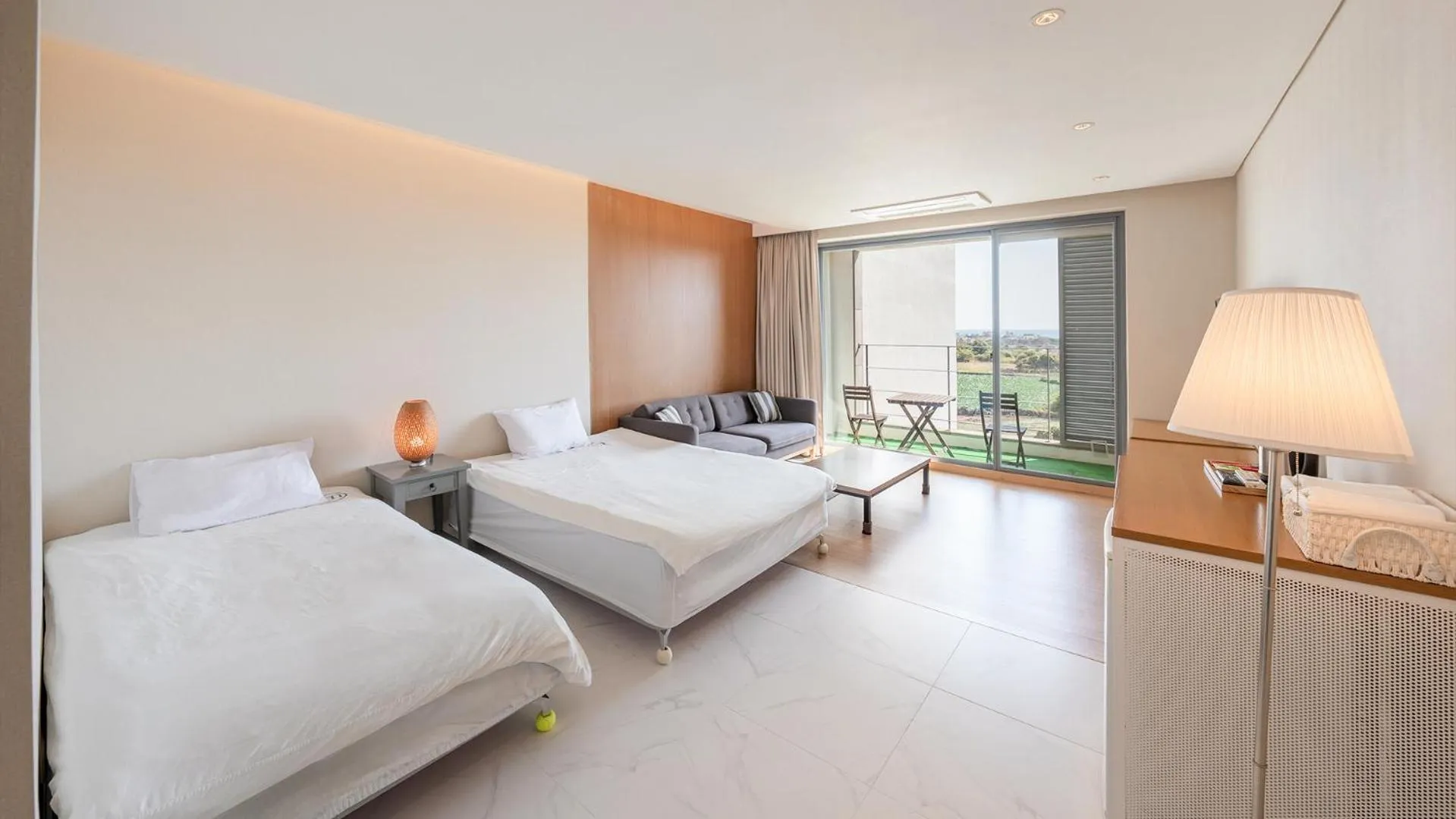 Bedroom, Bed in Lucid M