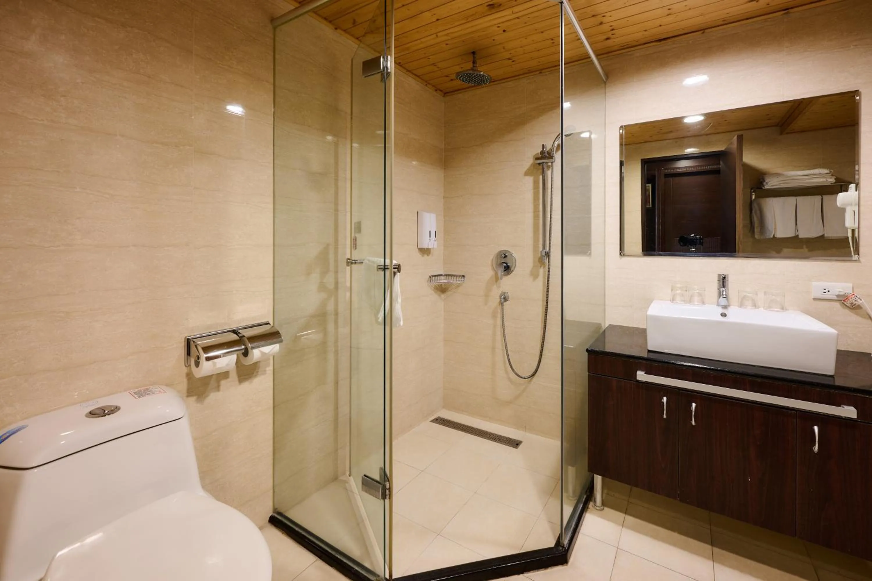 Shower in Chong Yu Hotel