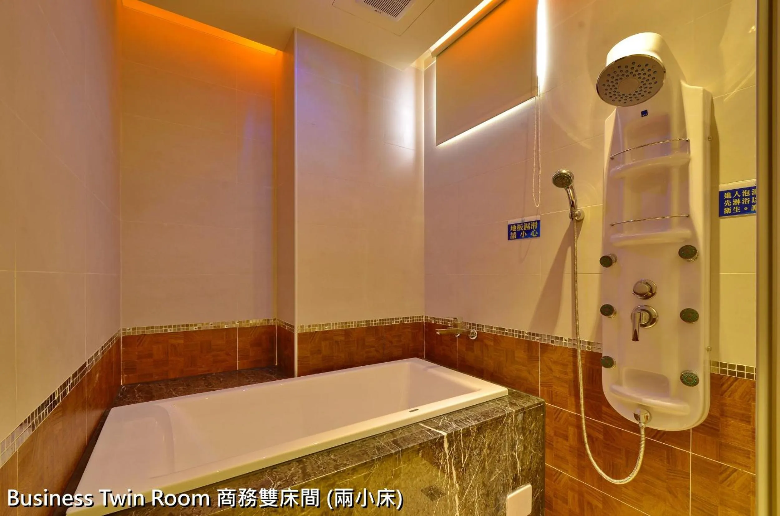 Bathroom in Zheng Yi Classic Hotel & Motel