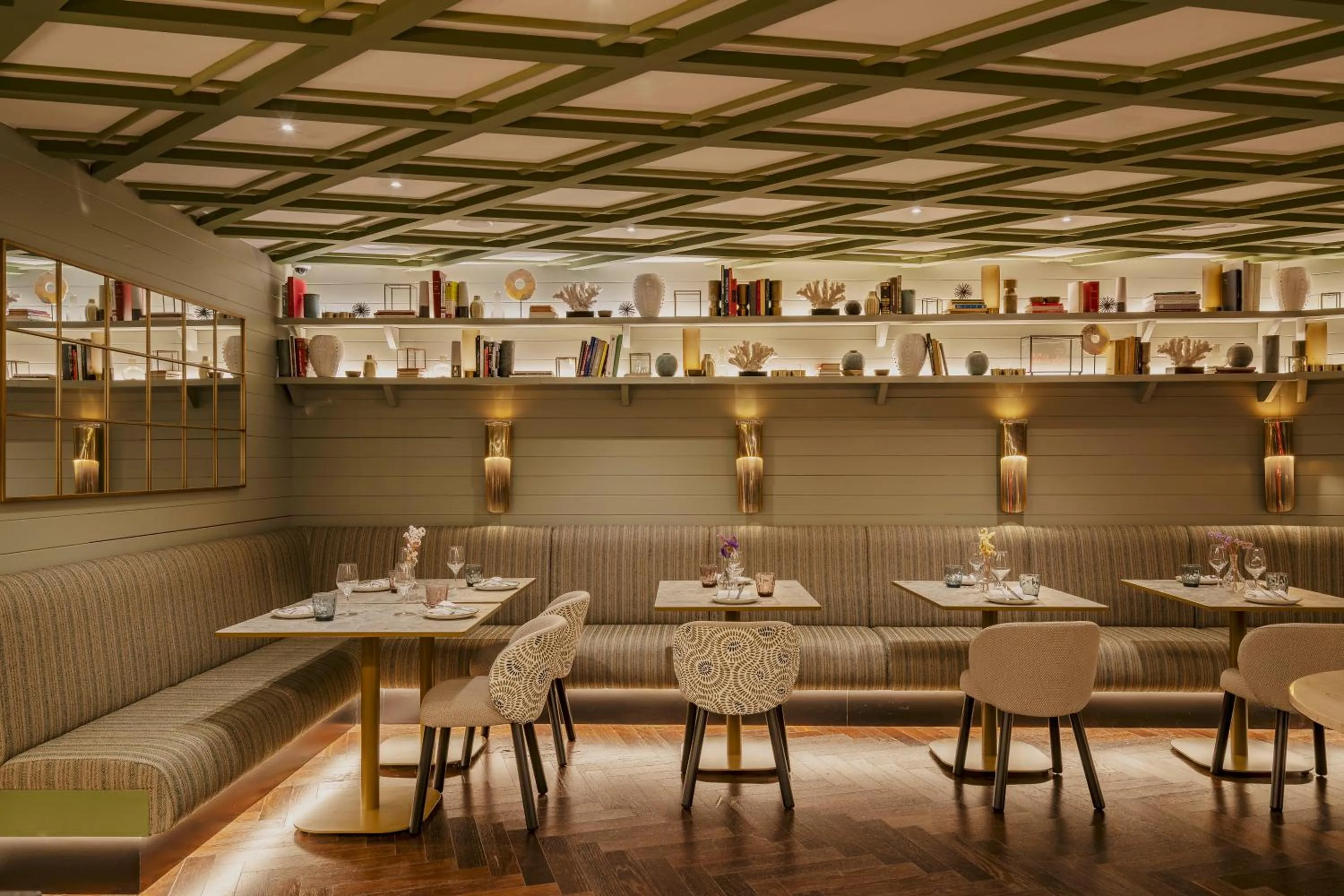 Restaurant/places to eat in Vincci Mae