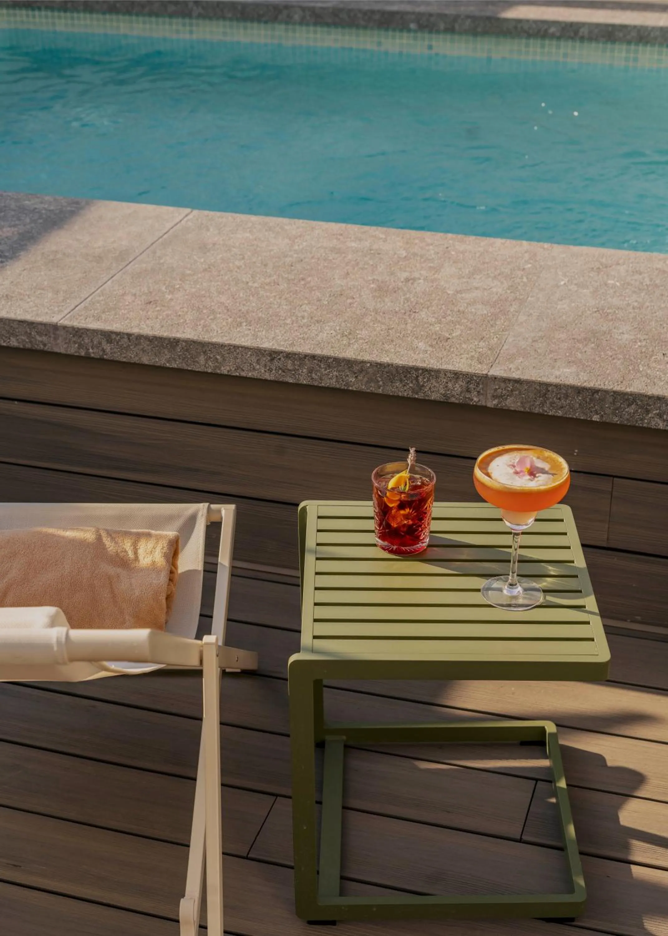 Swimming pool in Vincci Mae