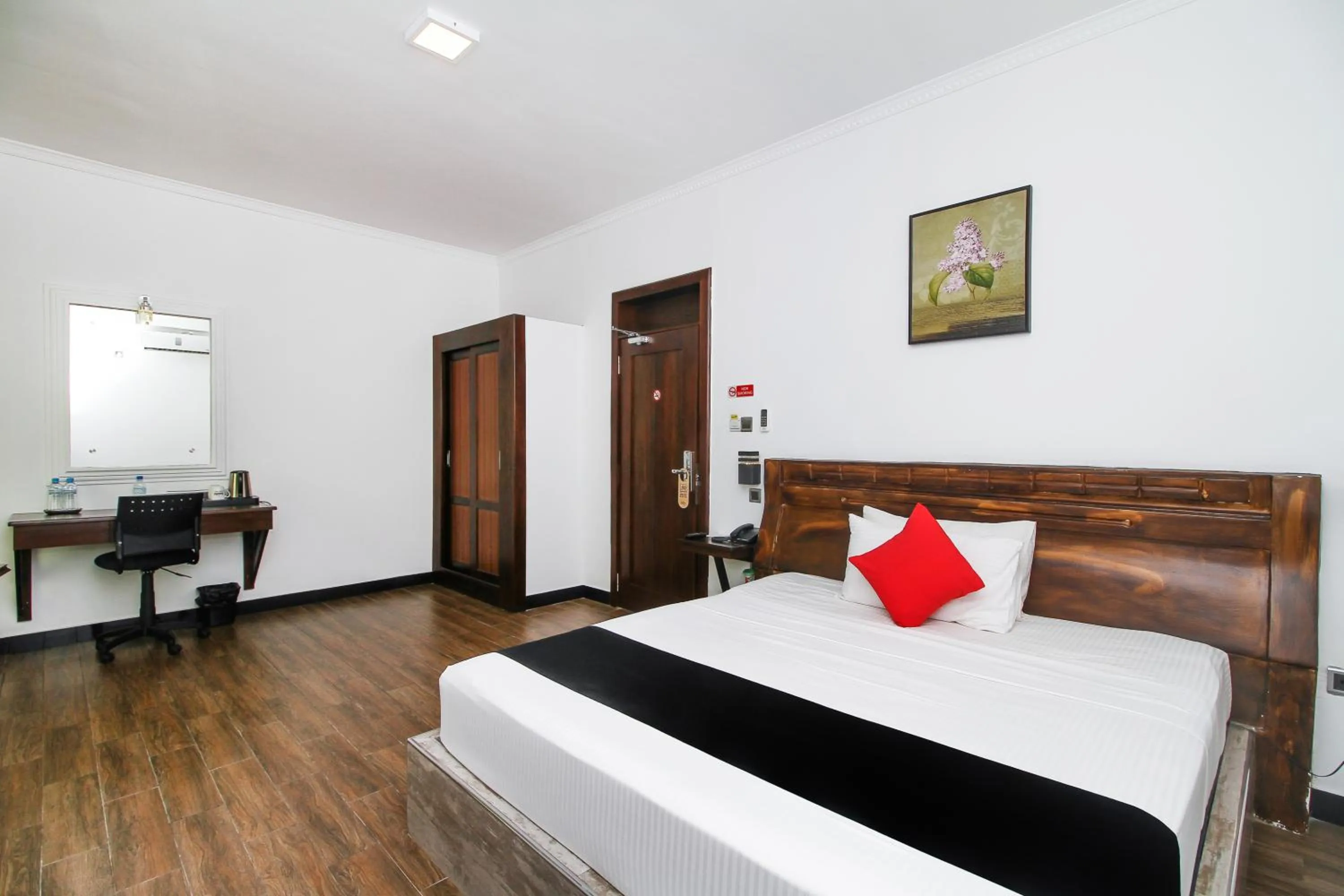 Photo of the whole room, Bed in Sasha Transit Hotel