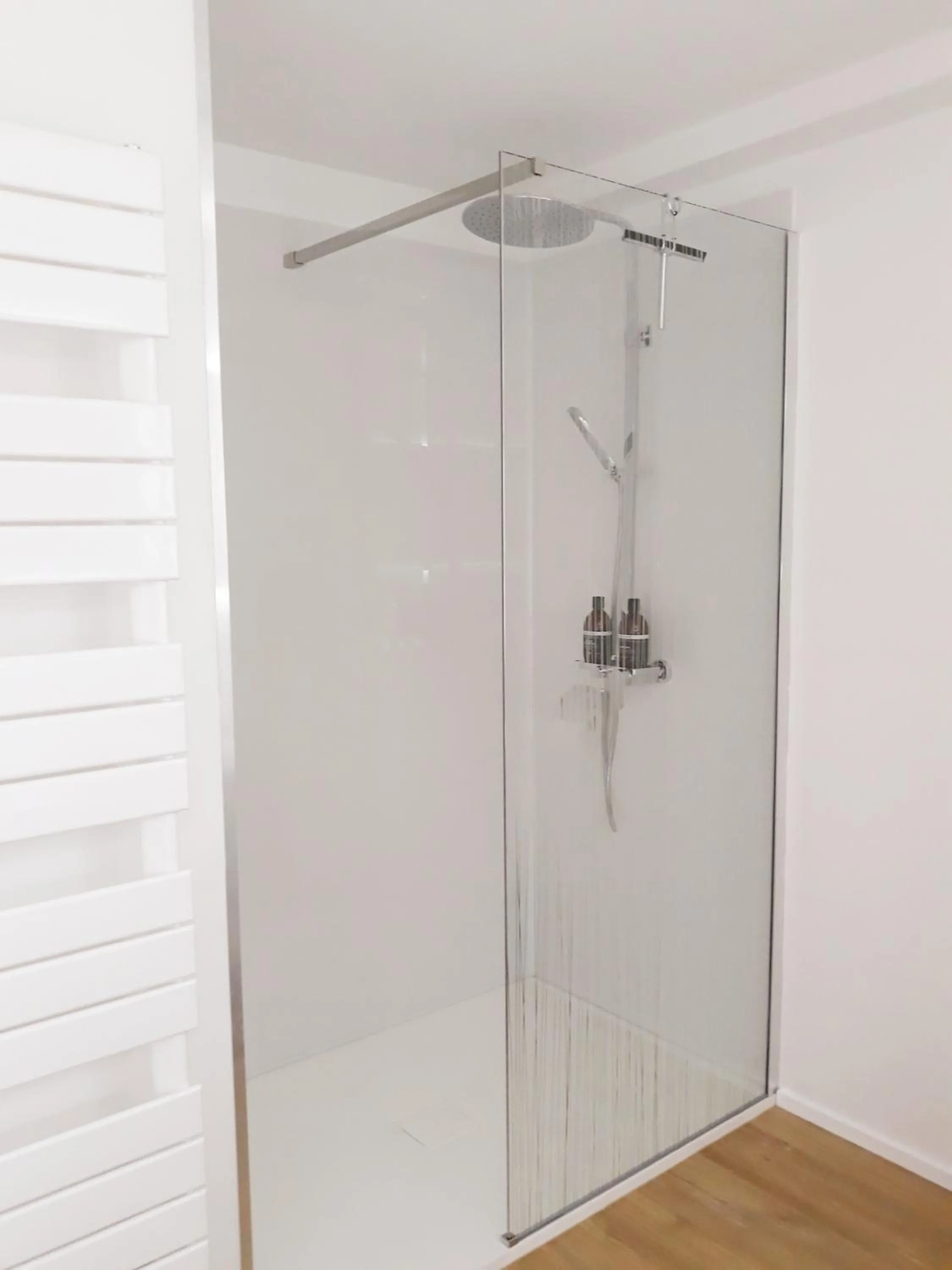 Shower in Table et chambre particulière