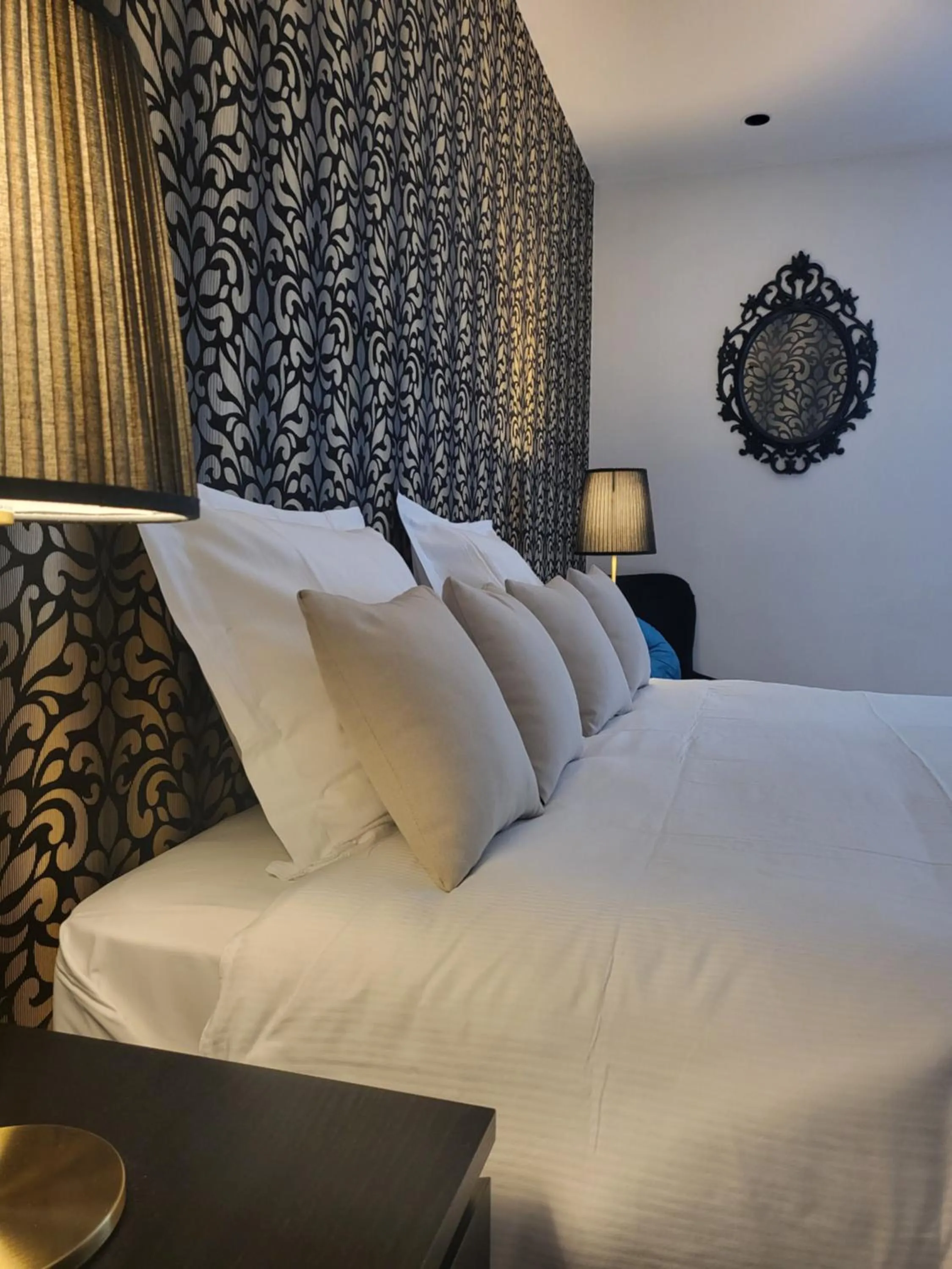 Bed in Table et chambre particulière