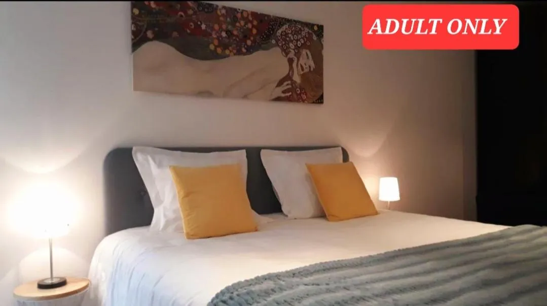 Bed in Table et chambre particulière