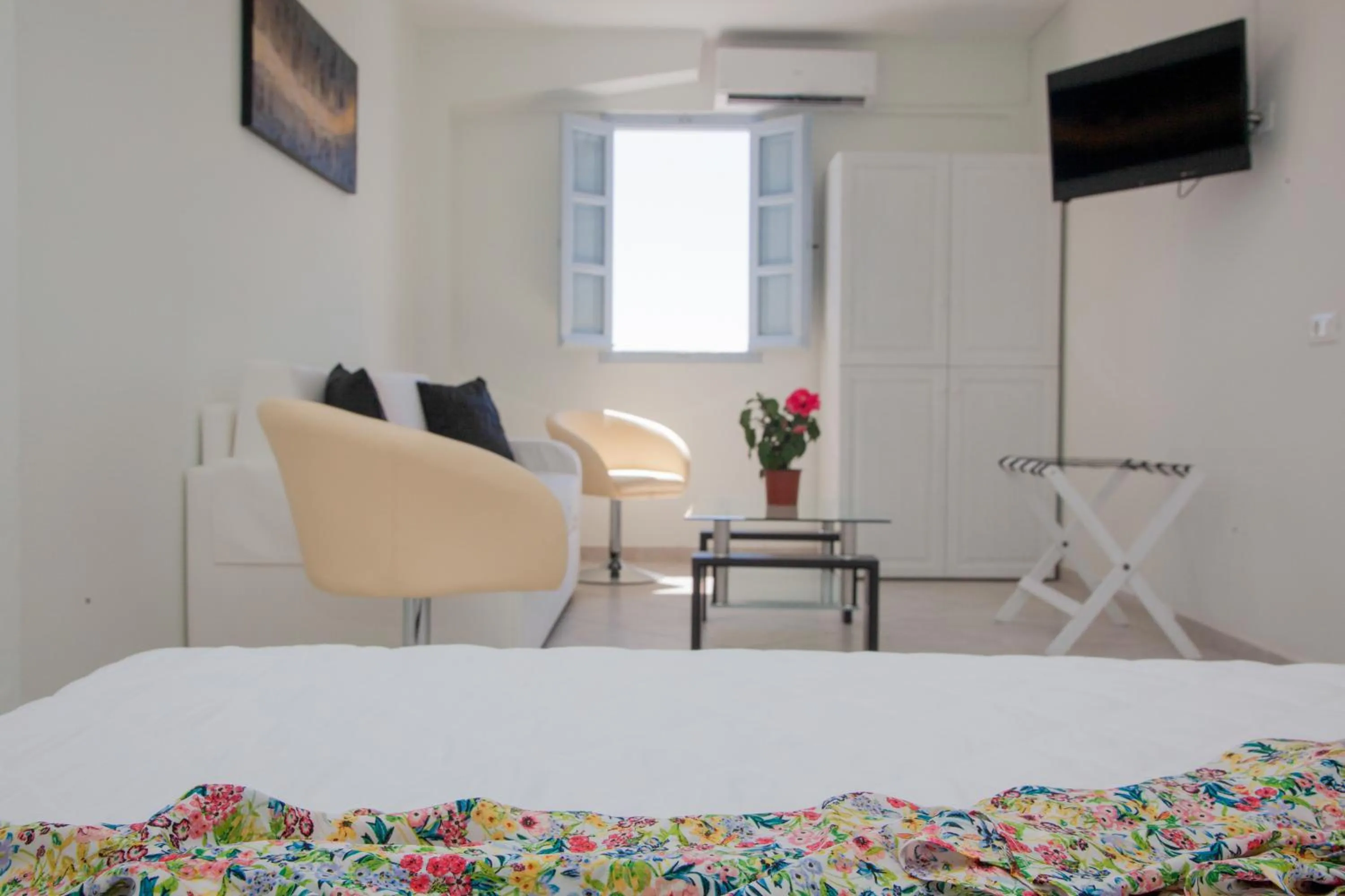 Bed in Luna Rossa Santorini