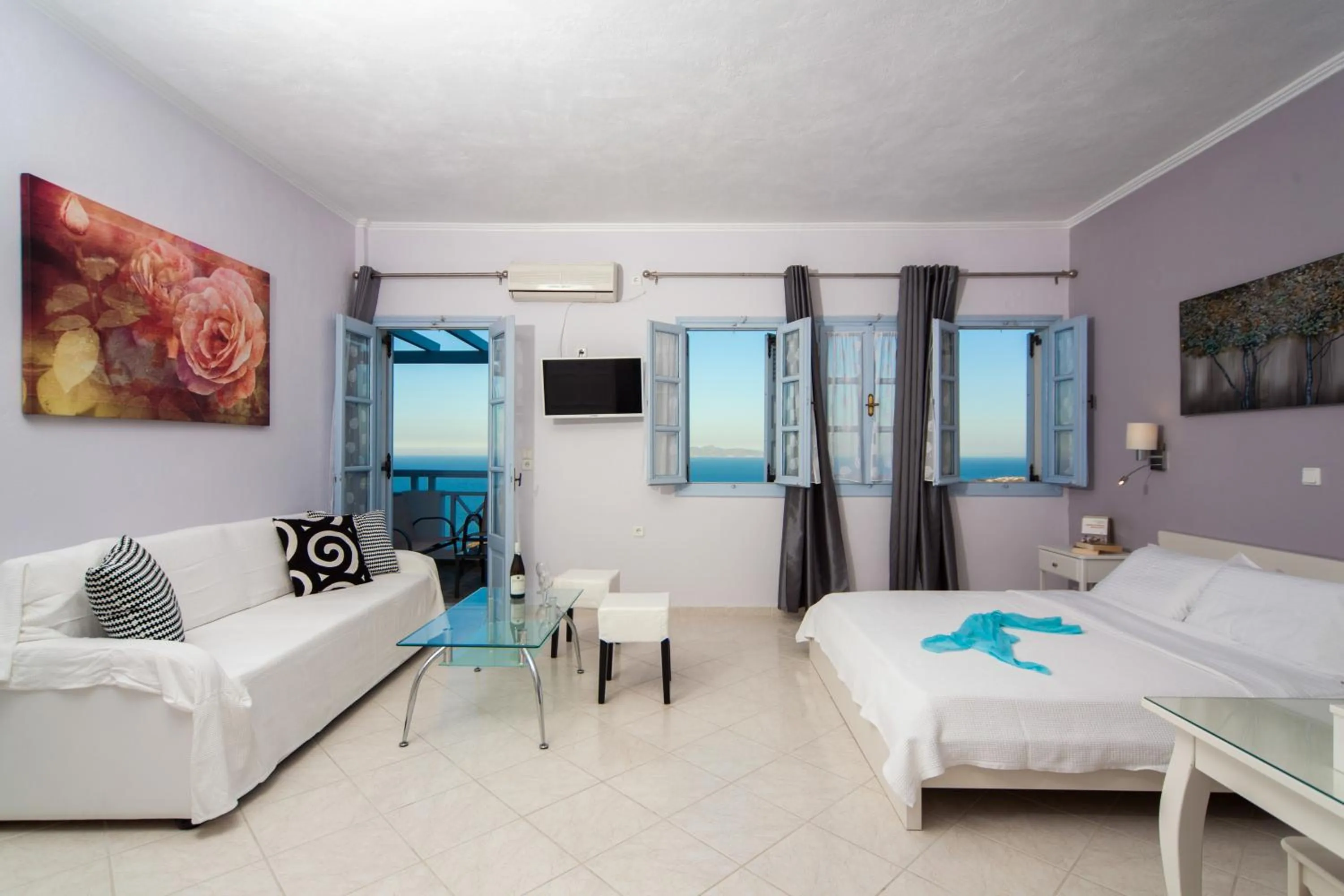 Bed in Luna Rossa Santorini