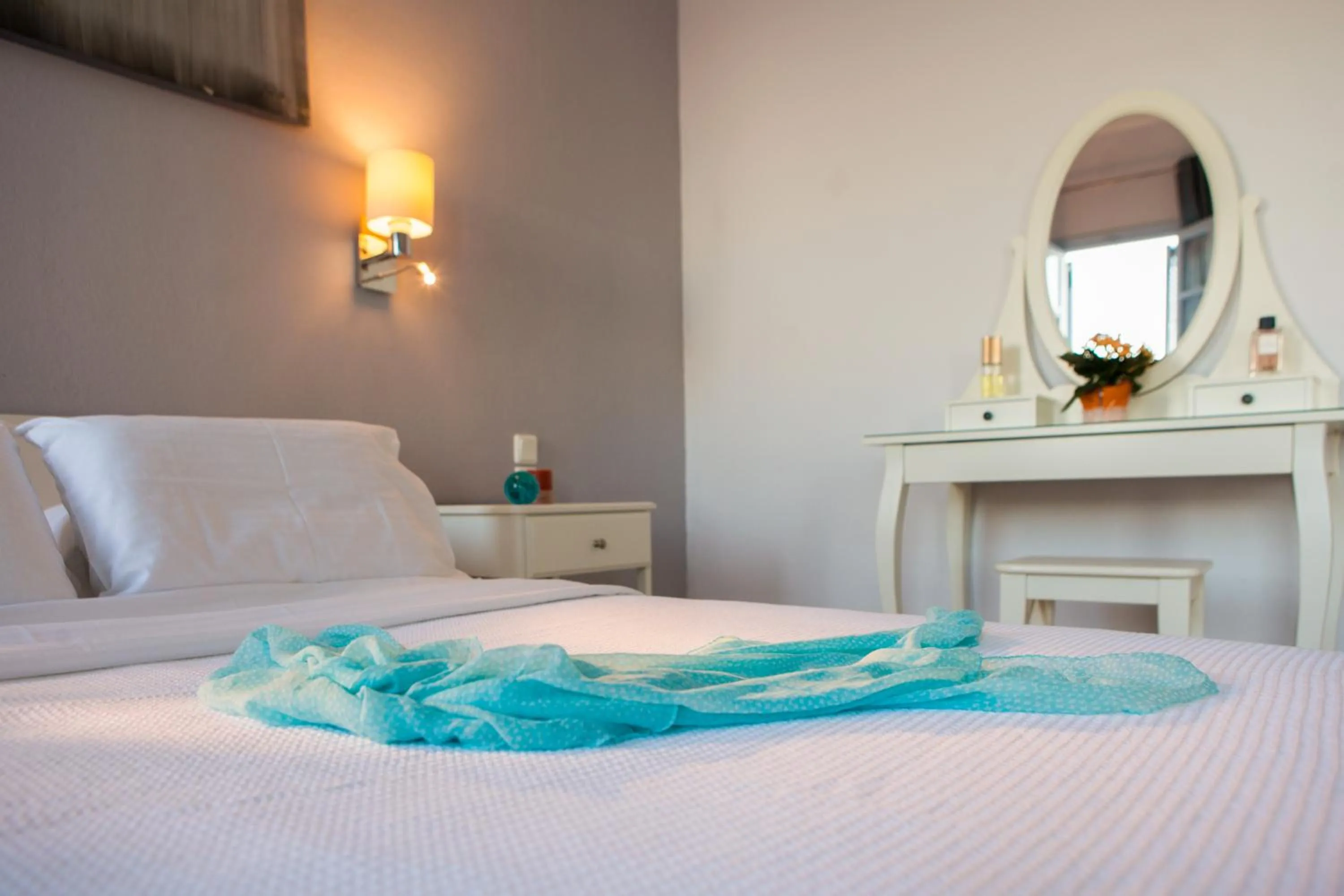 Bed in Luna Rossa Santorini