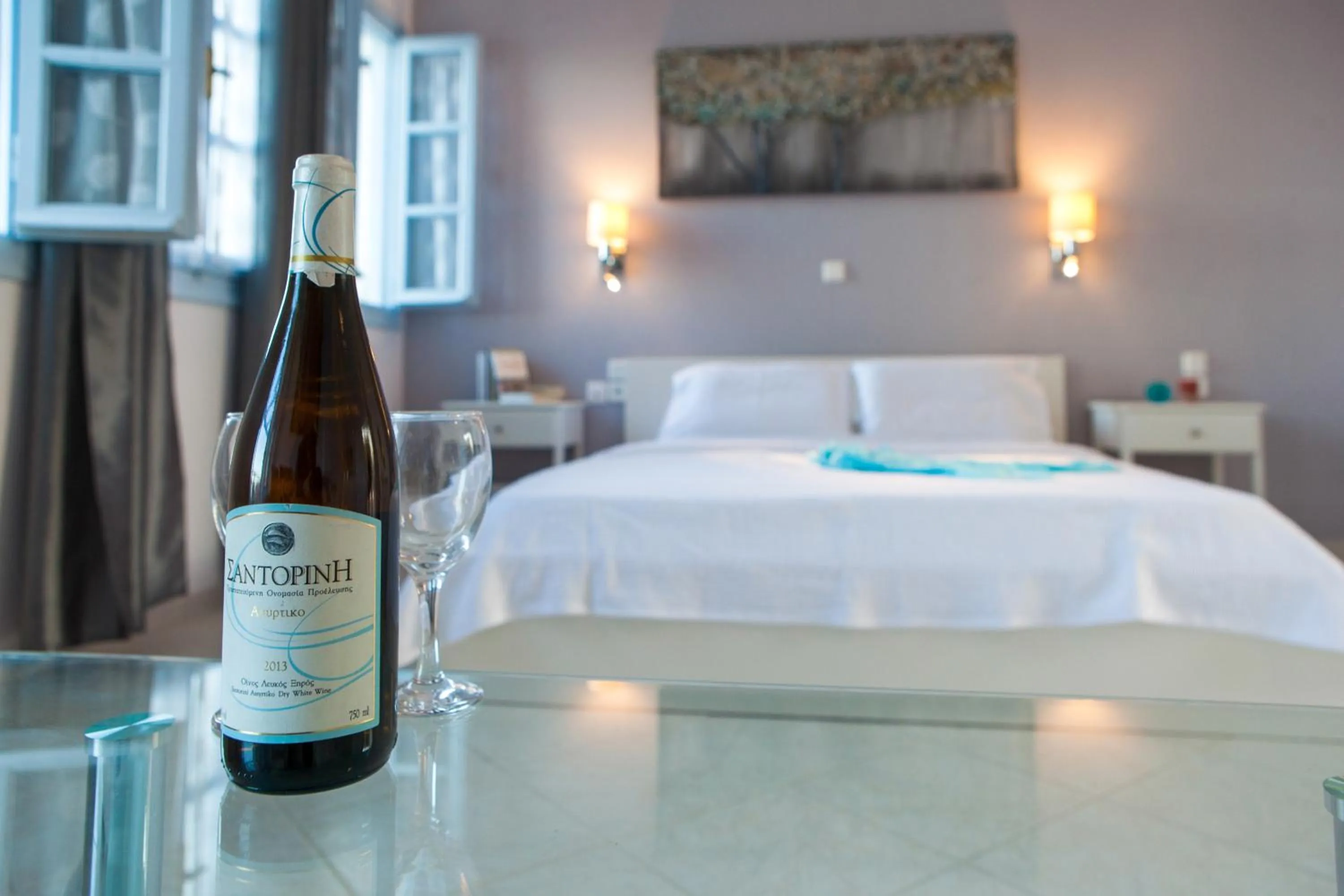 Bed in Luna Rossa Santorini