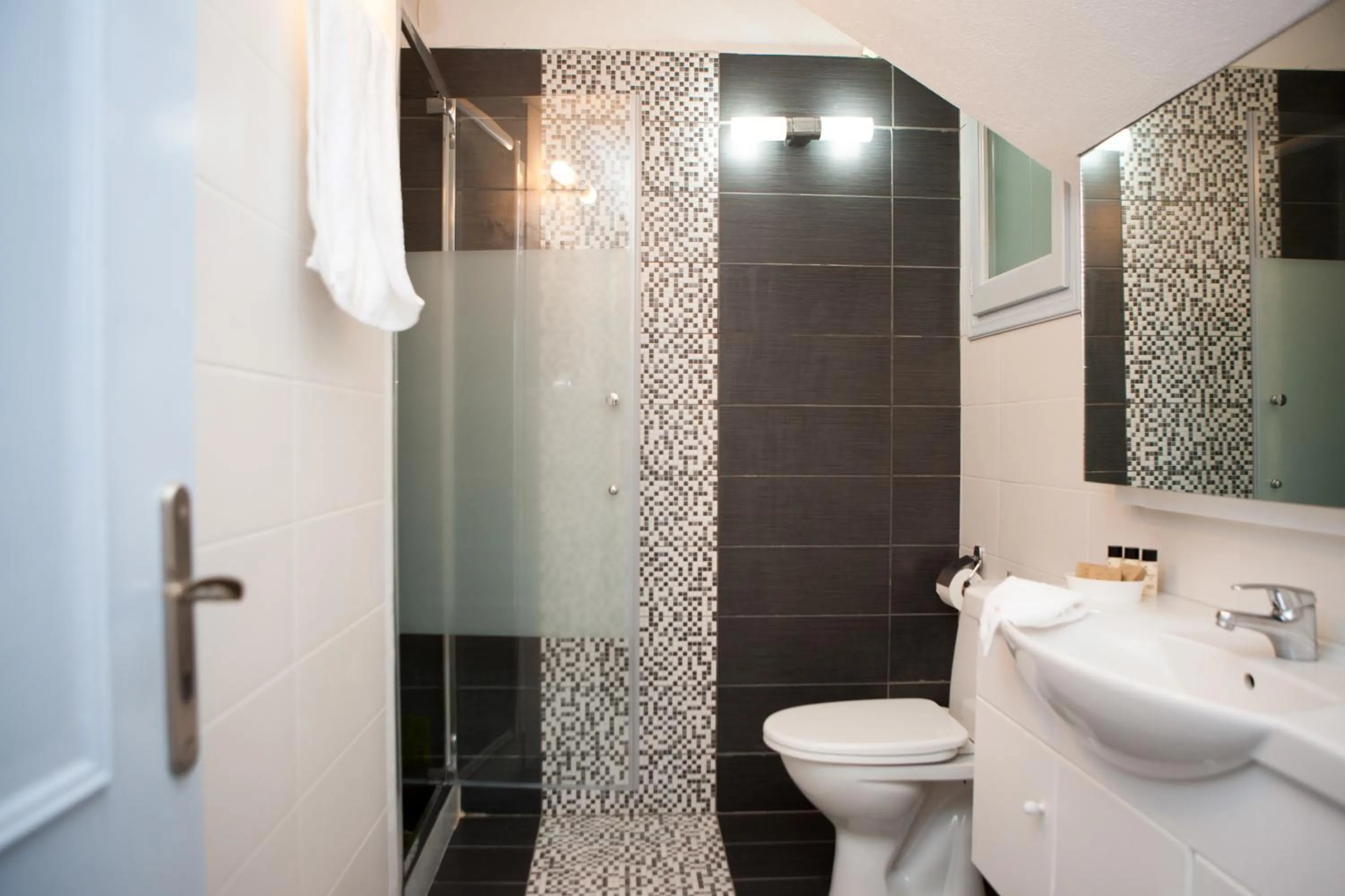 Shower in Luna Rossa Santorini