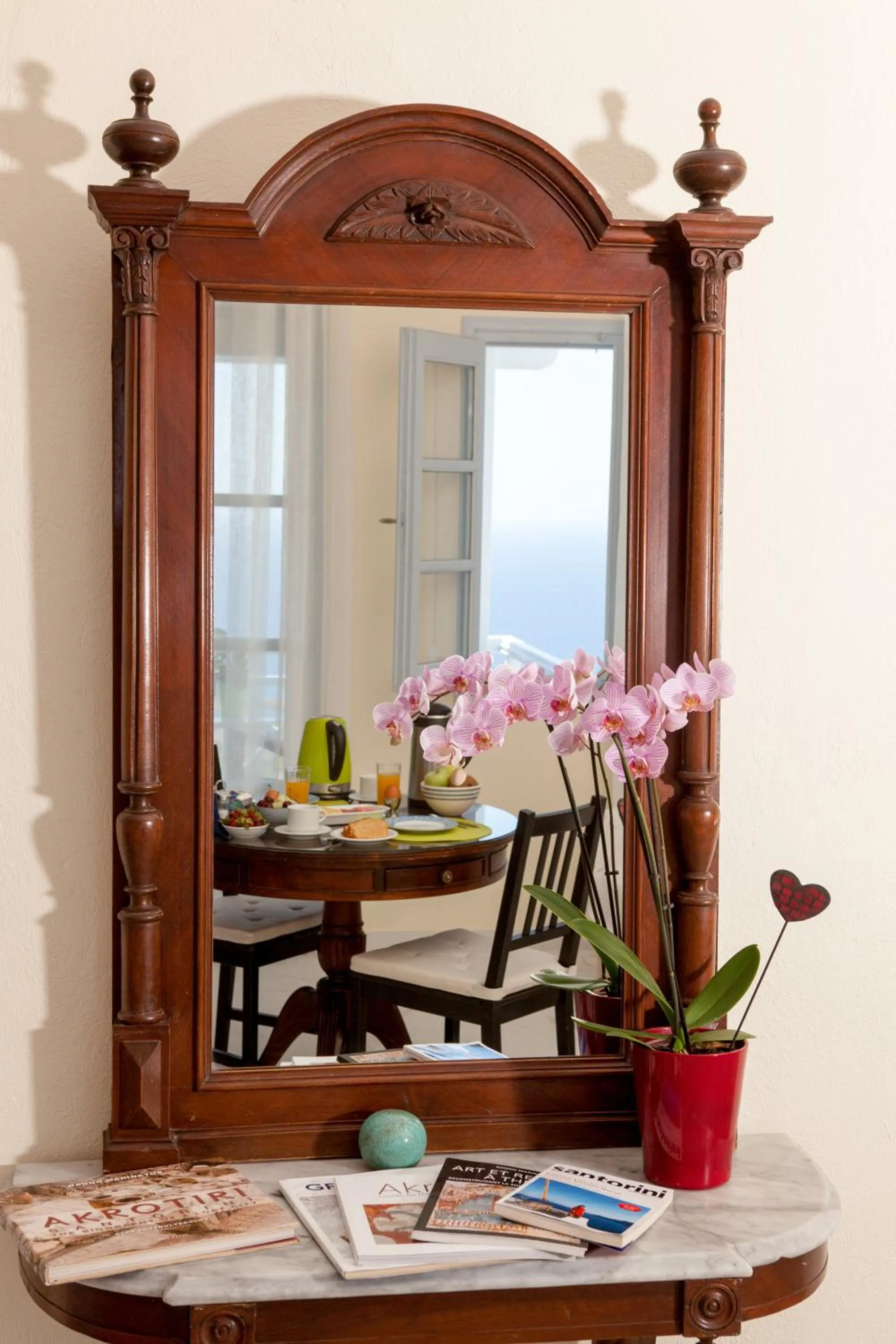 Dining area in Luna Rossa Santorini
