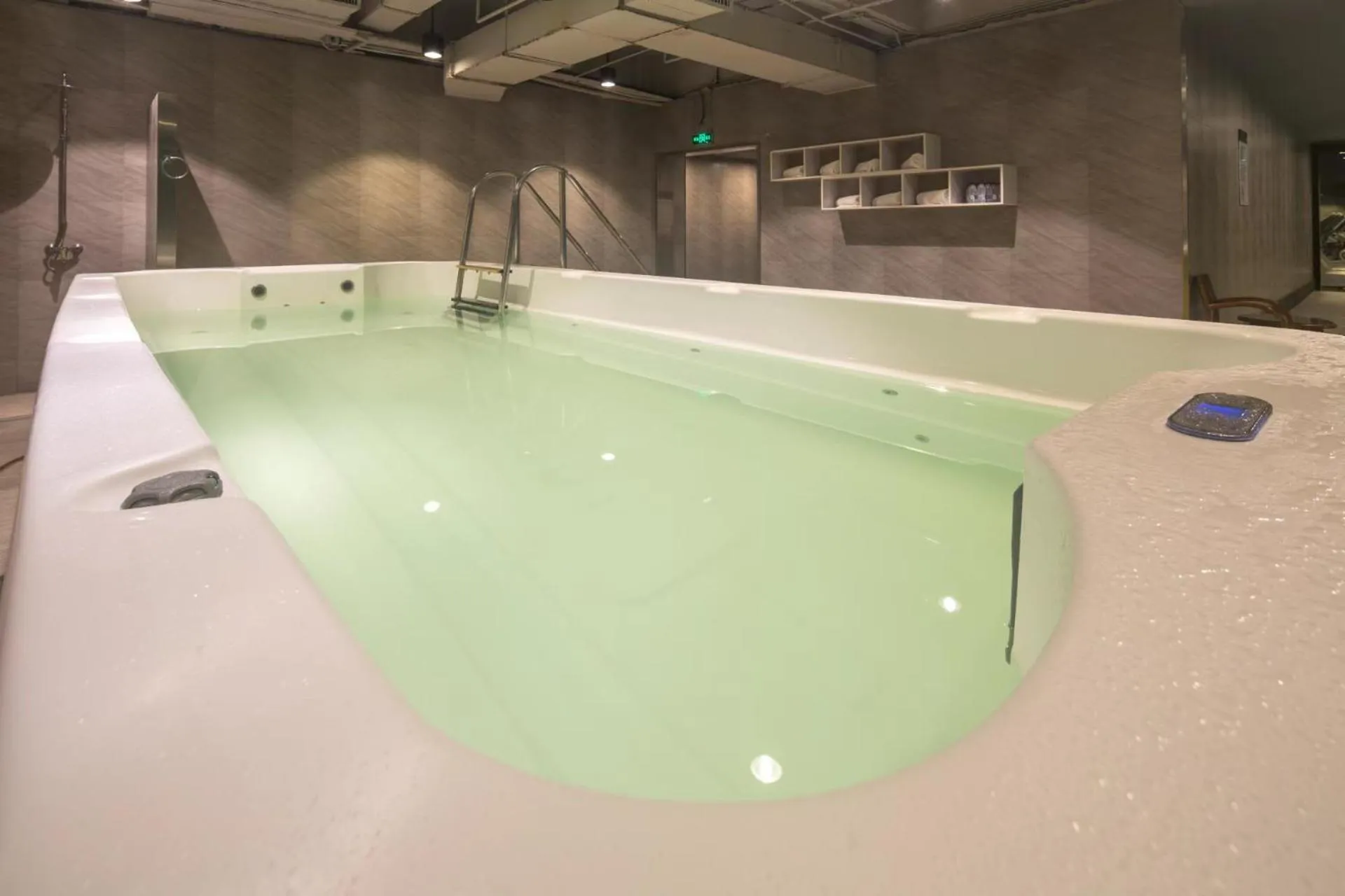 Swimming pool in Green Park Hotel Tianjin