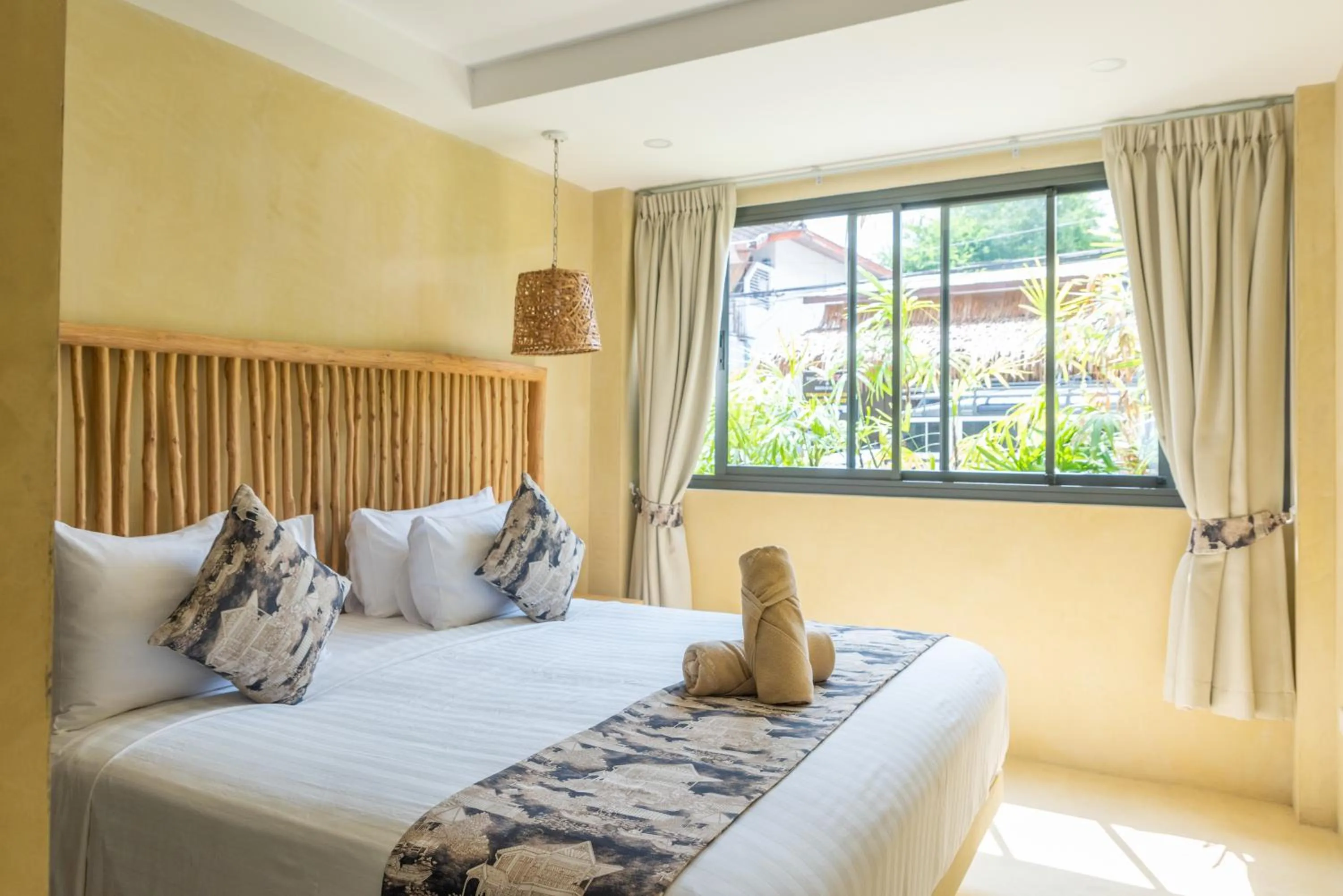 Bedroom, Bed in Riviera Beach Hotel