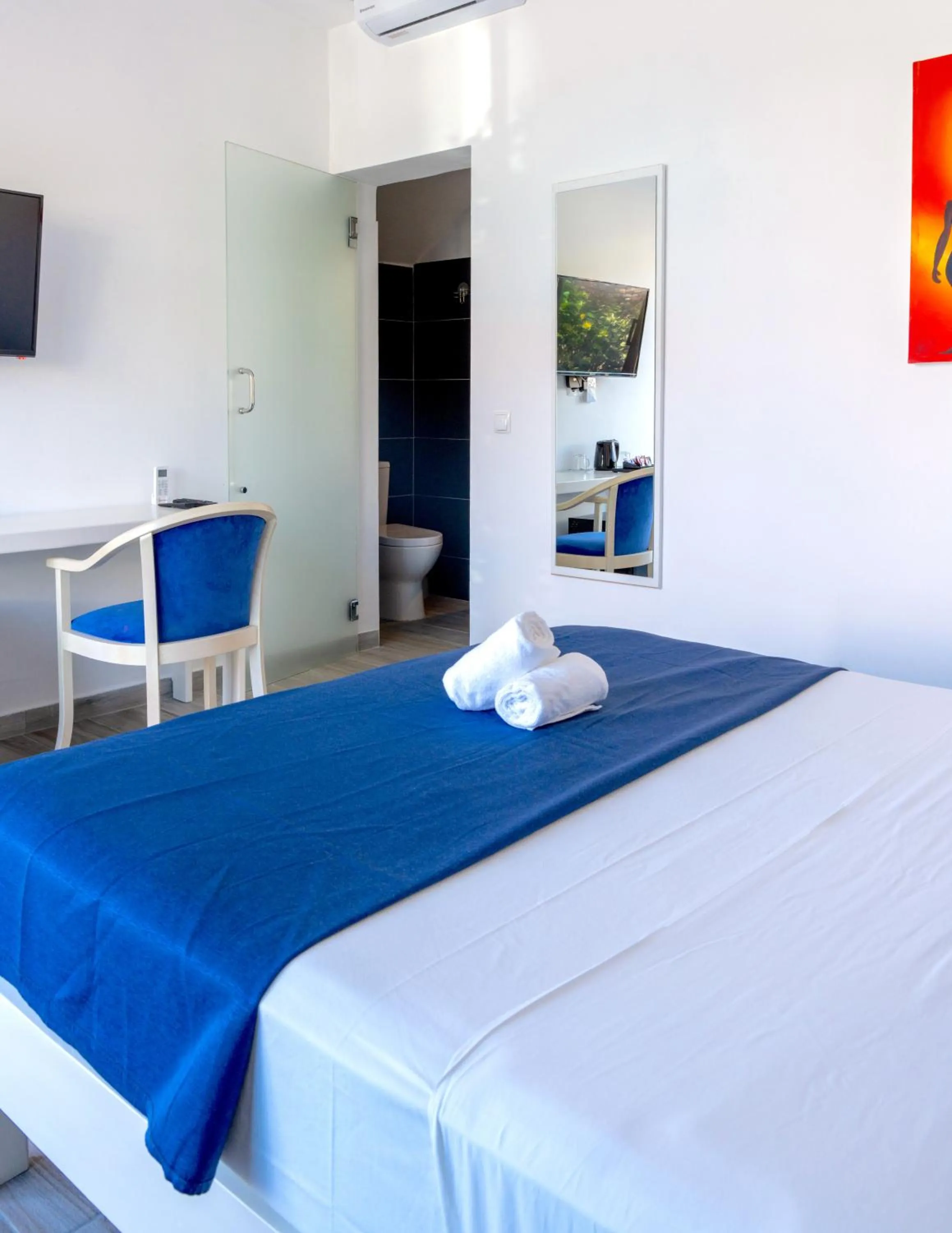 Photo of the whole room, Bed in Hotel LIVVO Budha Beach