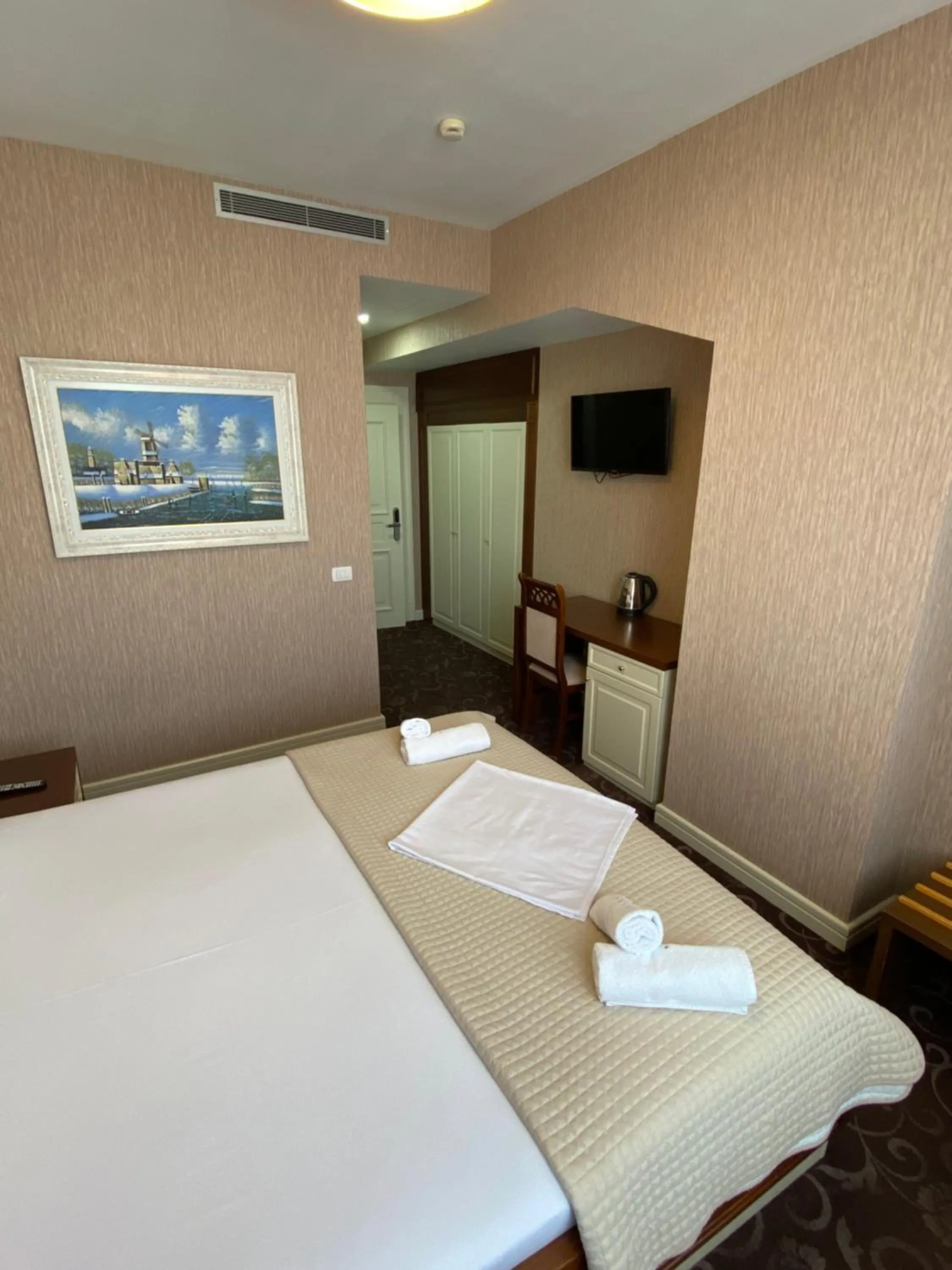 TV and multimedia, Bed in Rozafa Hotel