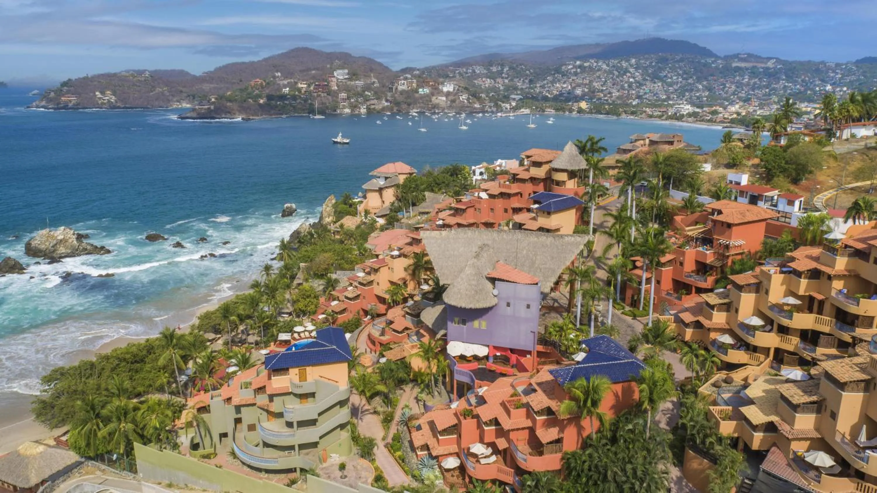 Property building in Hilton Grand Vacations Club Zihuatanejo