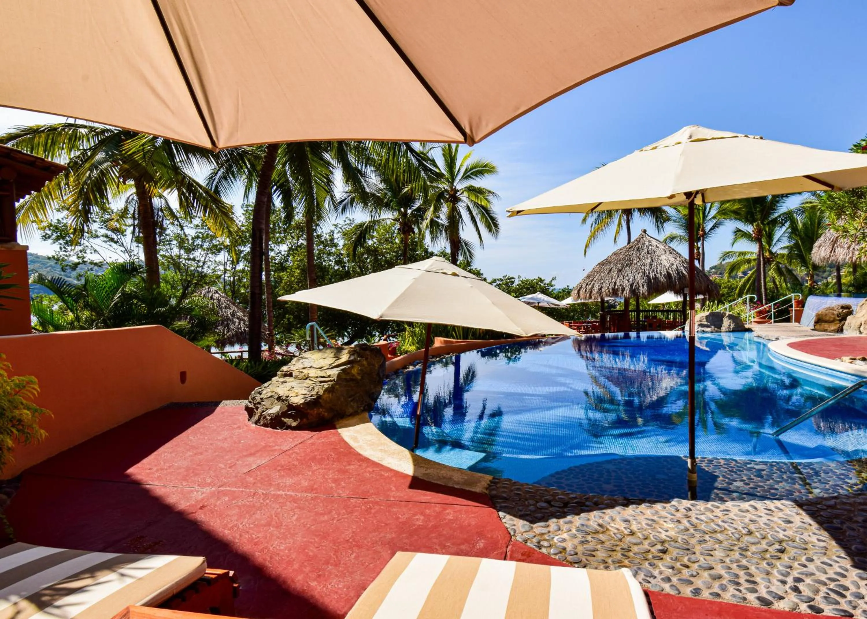 Swimming pool in Hilton Grand Vacations Club Zihuatanejo