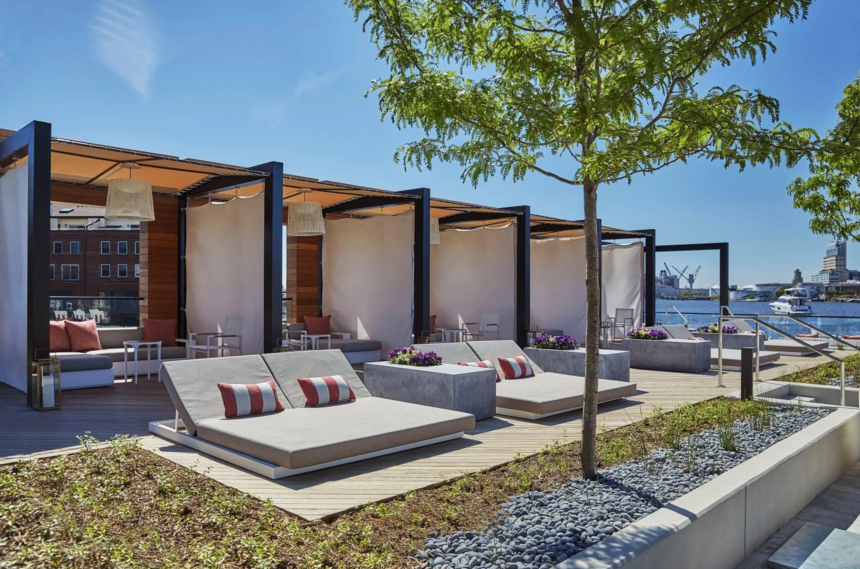 Lounge or bar in Pendry Baltimore