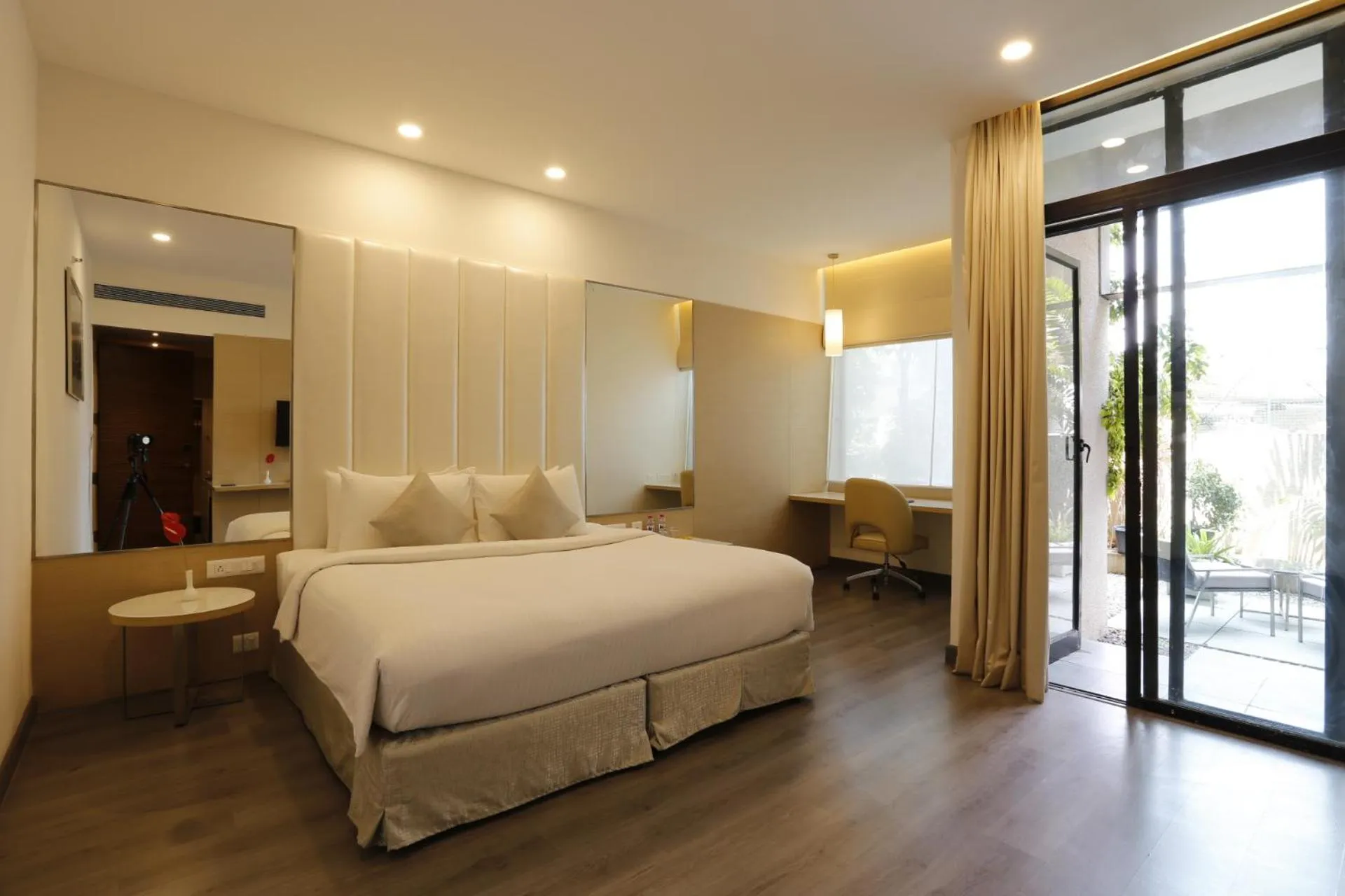 Bedroom, Bed in Sarovar Portico Outer Ring Road