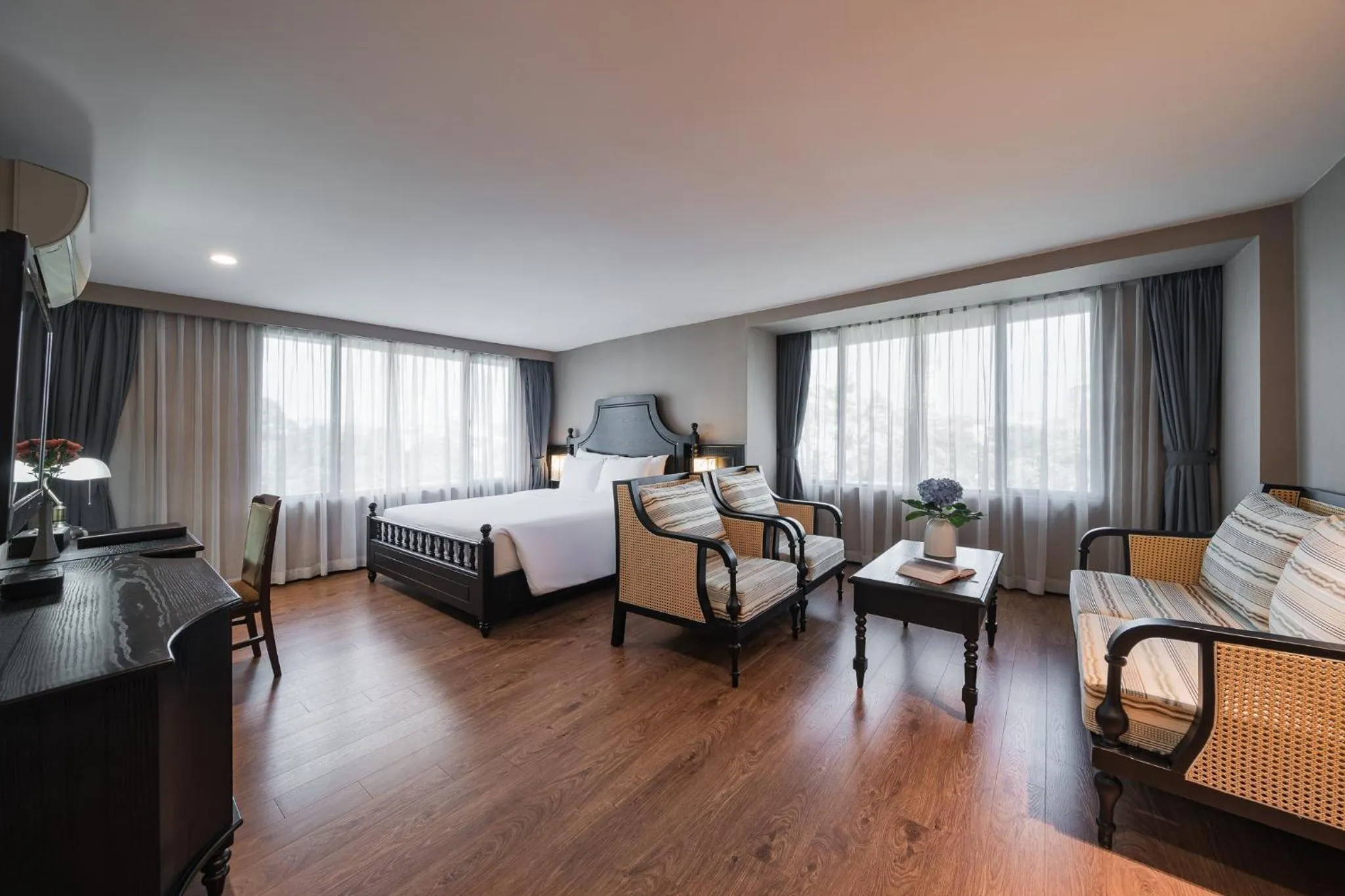 room service, Bed in La Passion Classic Hotel