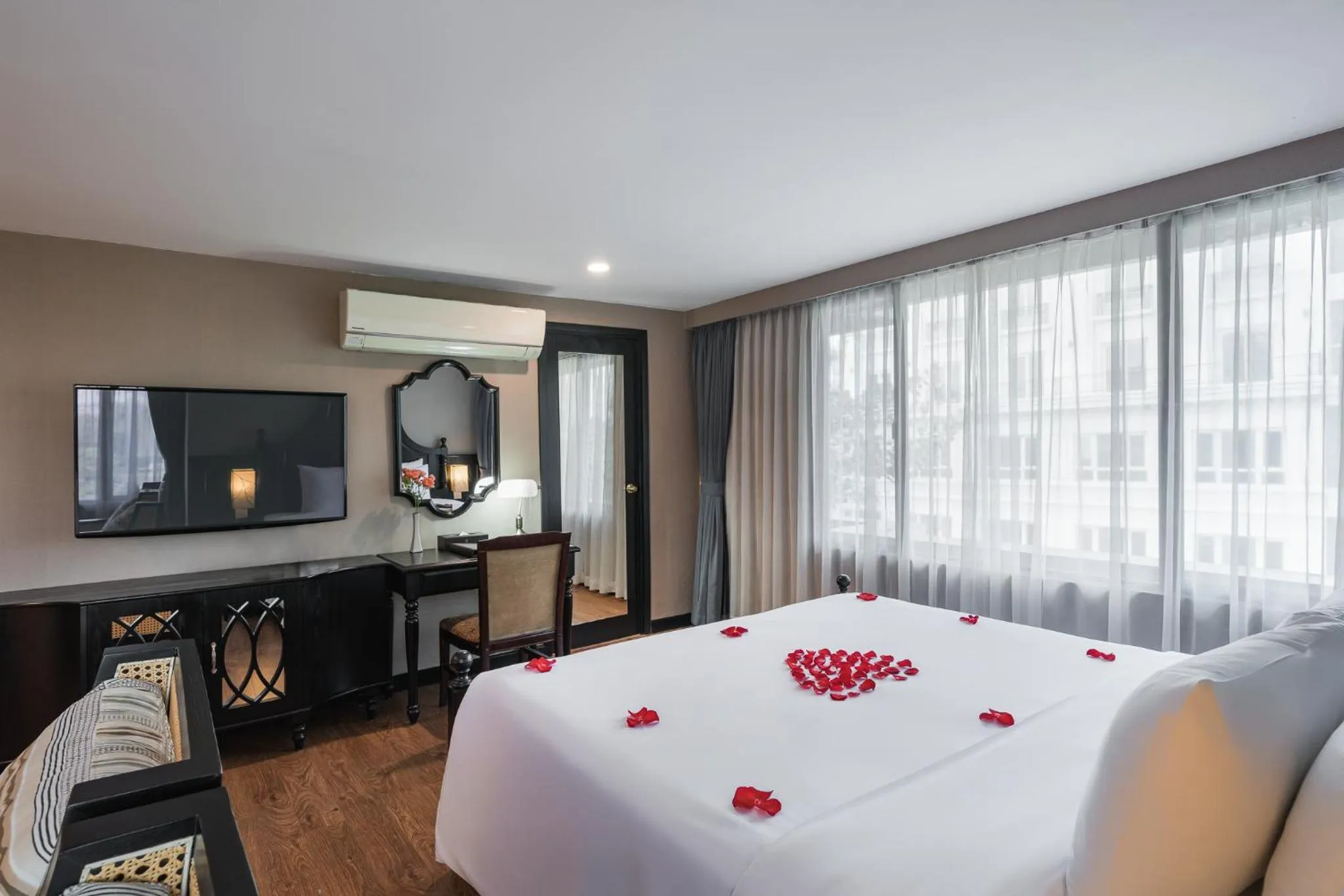 room service, Bed in La Passion Classic Hotel