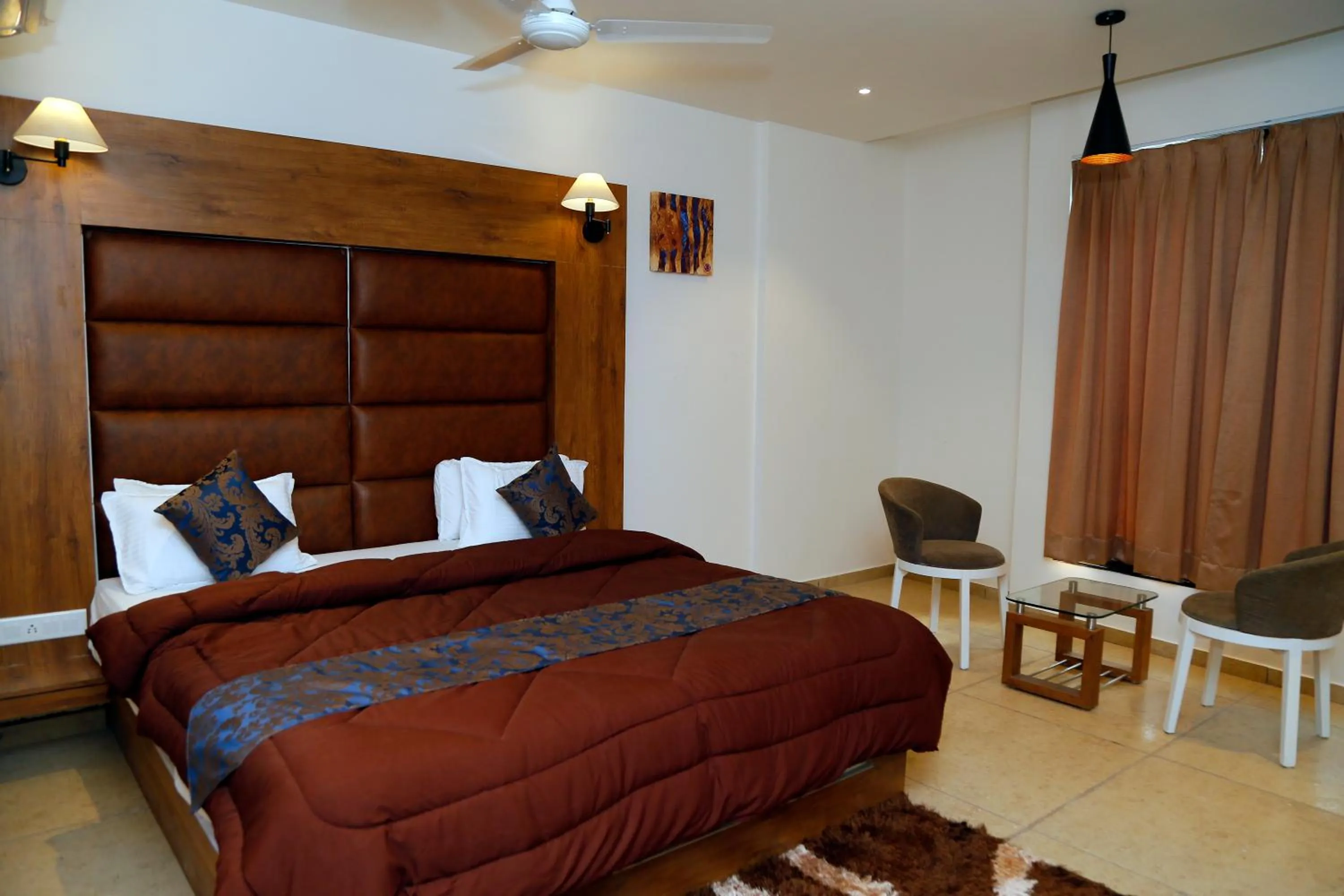 Living room, Bed in Hotel Bhabha