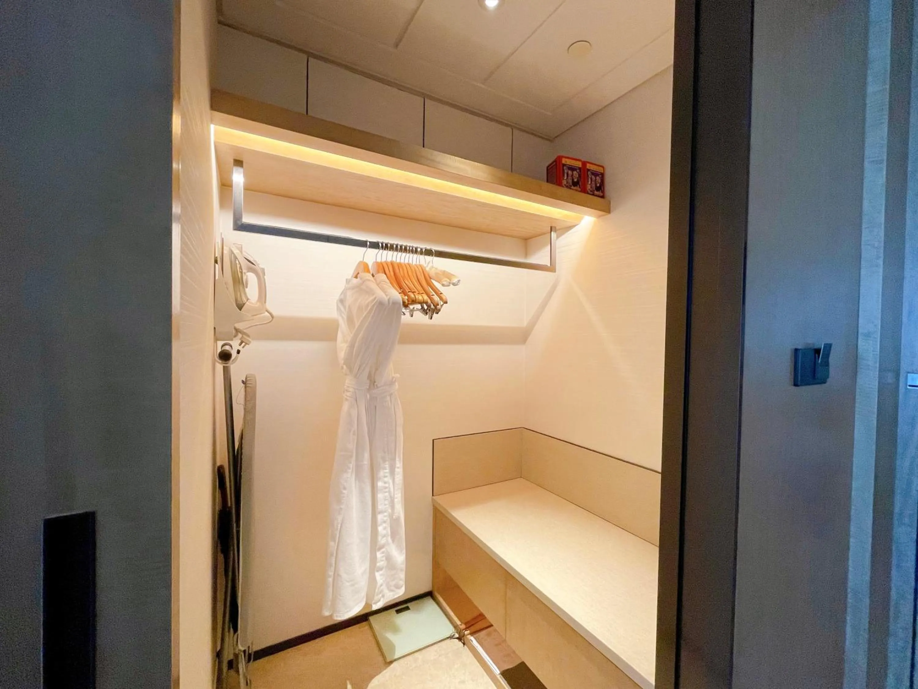 wardrobe, Bed in Sheraton Zibo Hotel