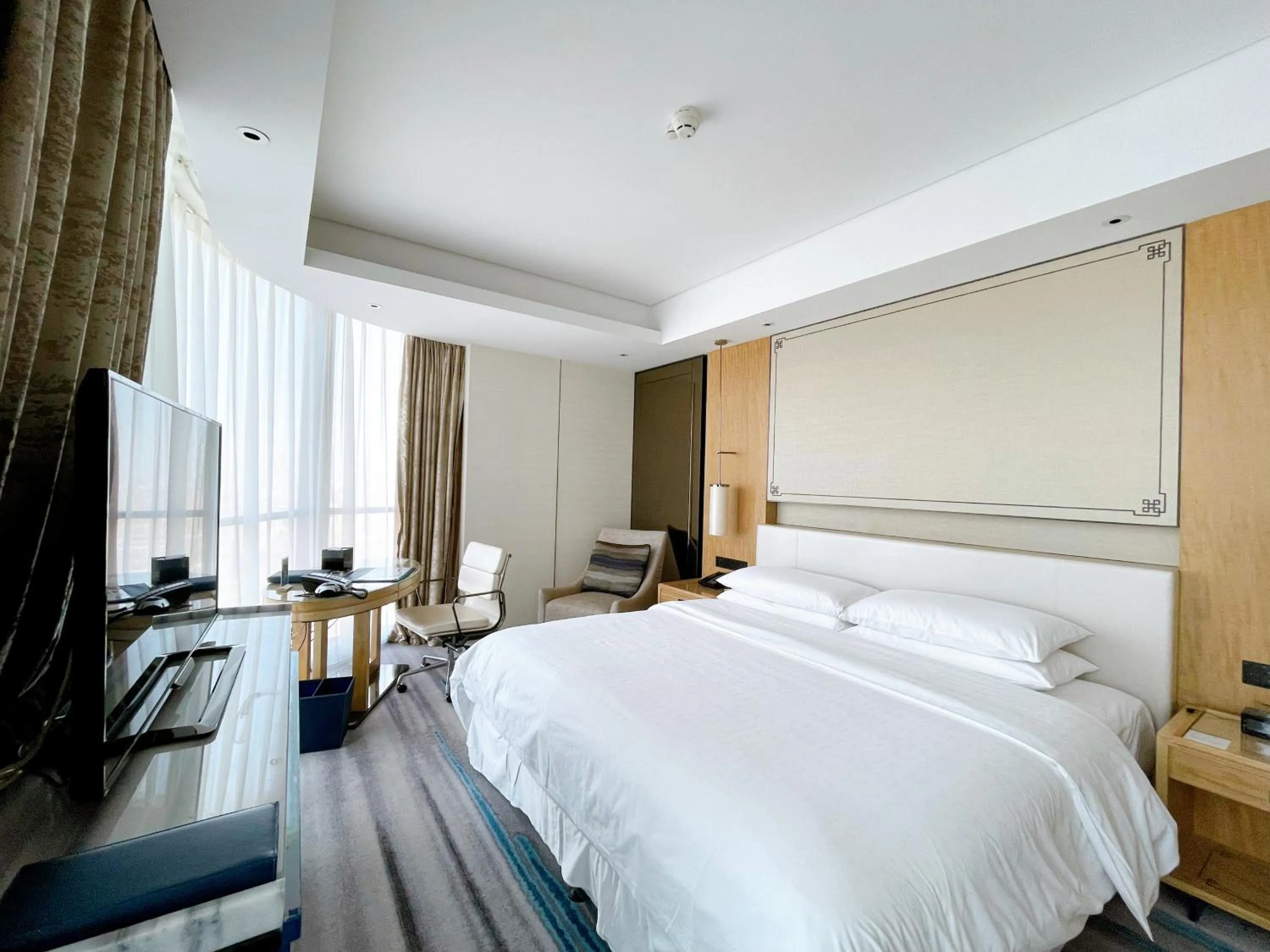 Bedroom, Bed in Sheraton Zibo Hotel