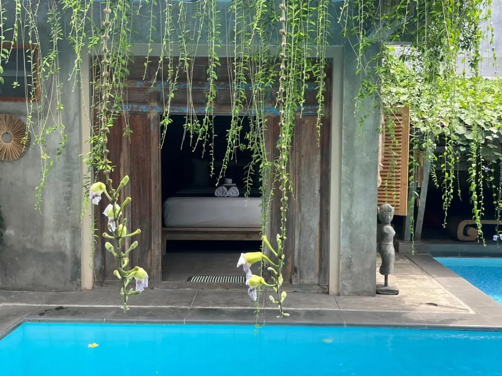 Queen Room with Pool View in Nextdoor Rooms Queen Room with Pool View in Nextdoor Rooms