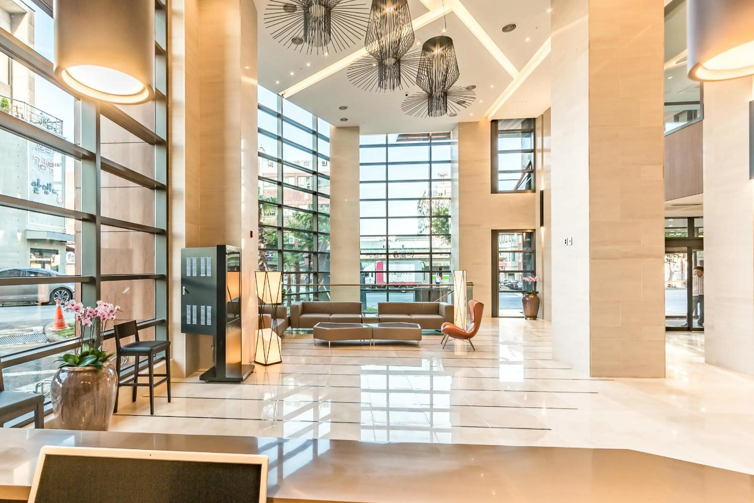 Day in Golden Daisy Hotel